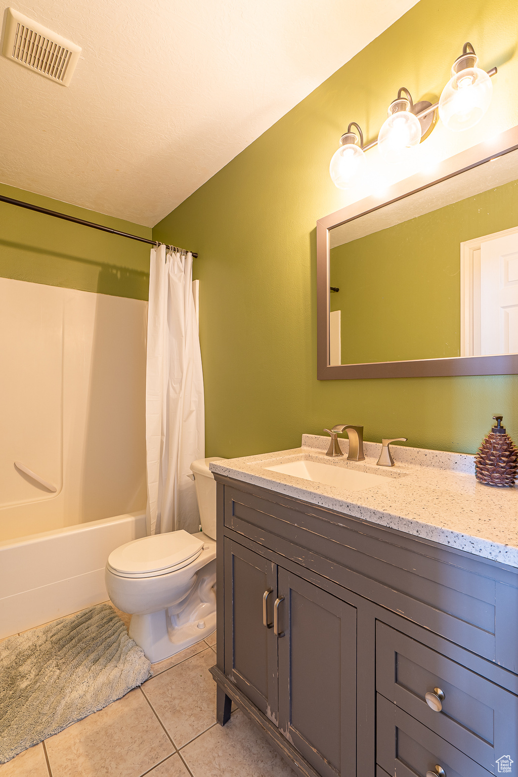 Upstairs Hallway Bathroom