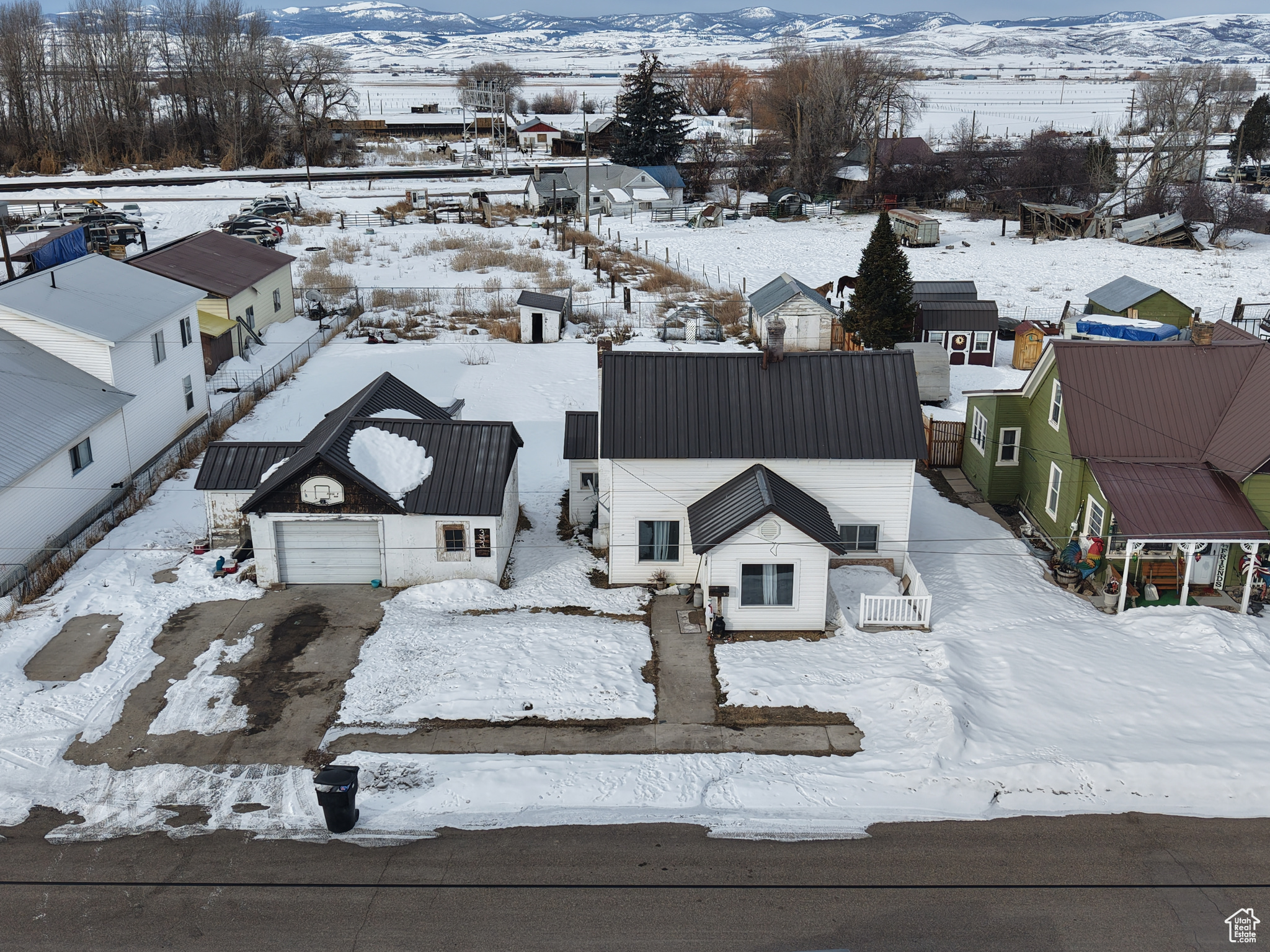 Snowy aerial view with a mountain view