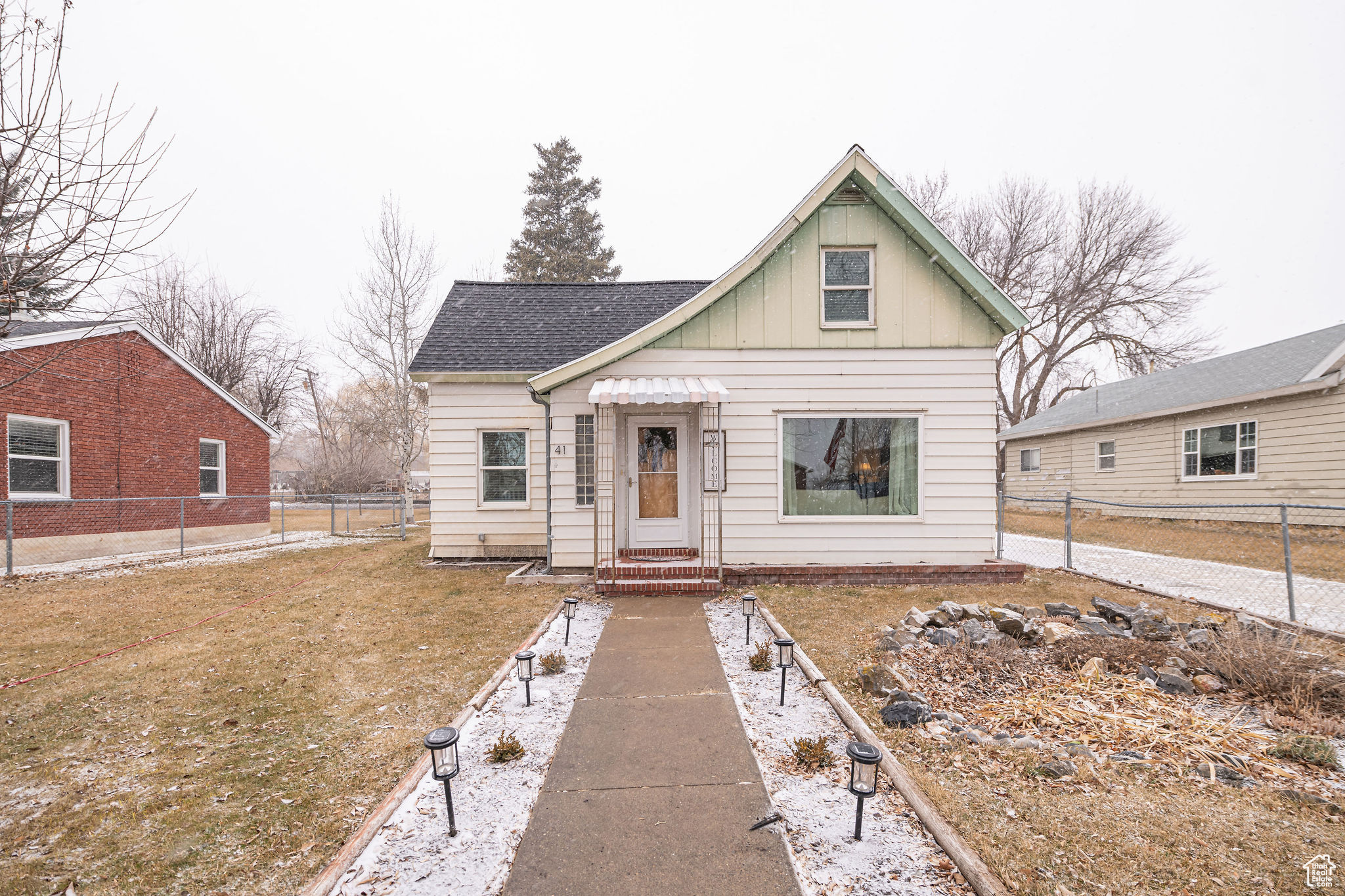 Bungalow featuring a front lawn
