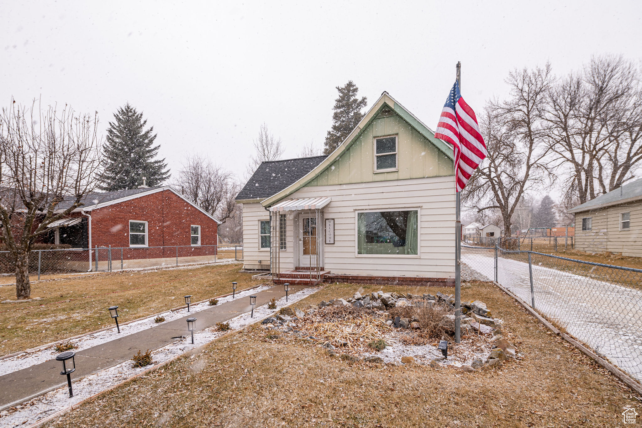 View of front of home featuring a front lawn
