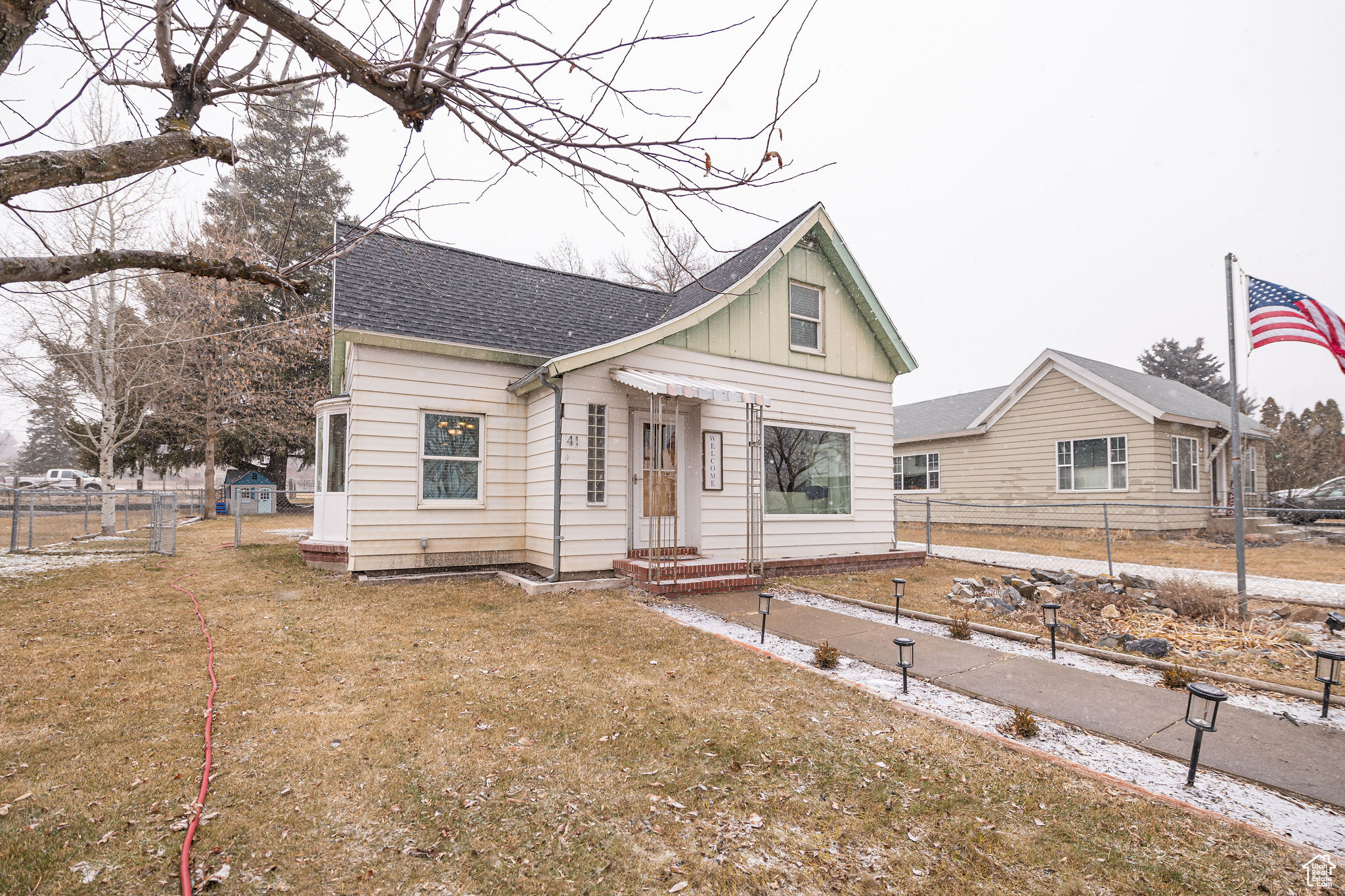 View of front of property featuring a front yard