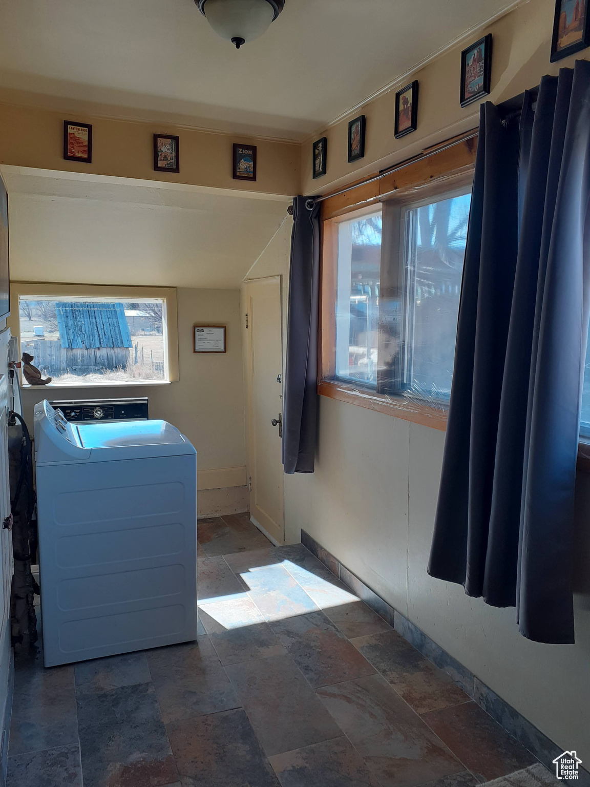 Laundry room with washer / dryer