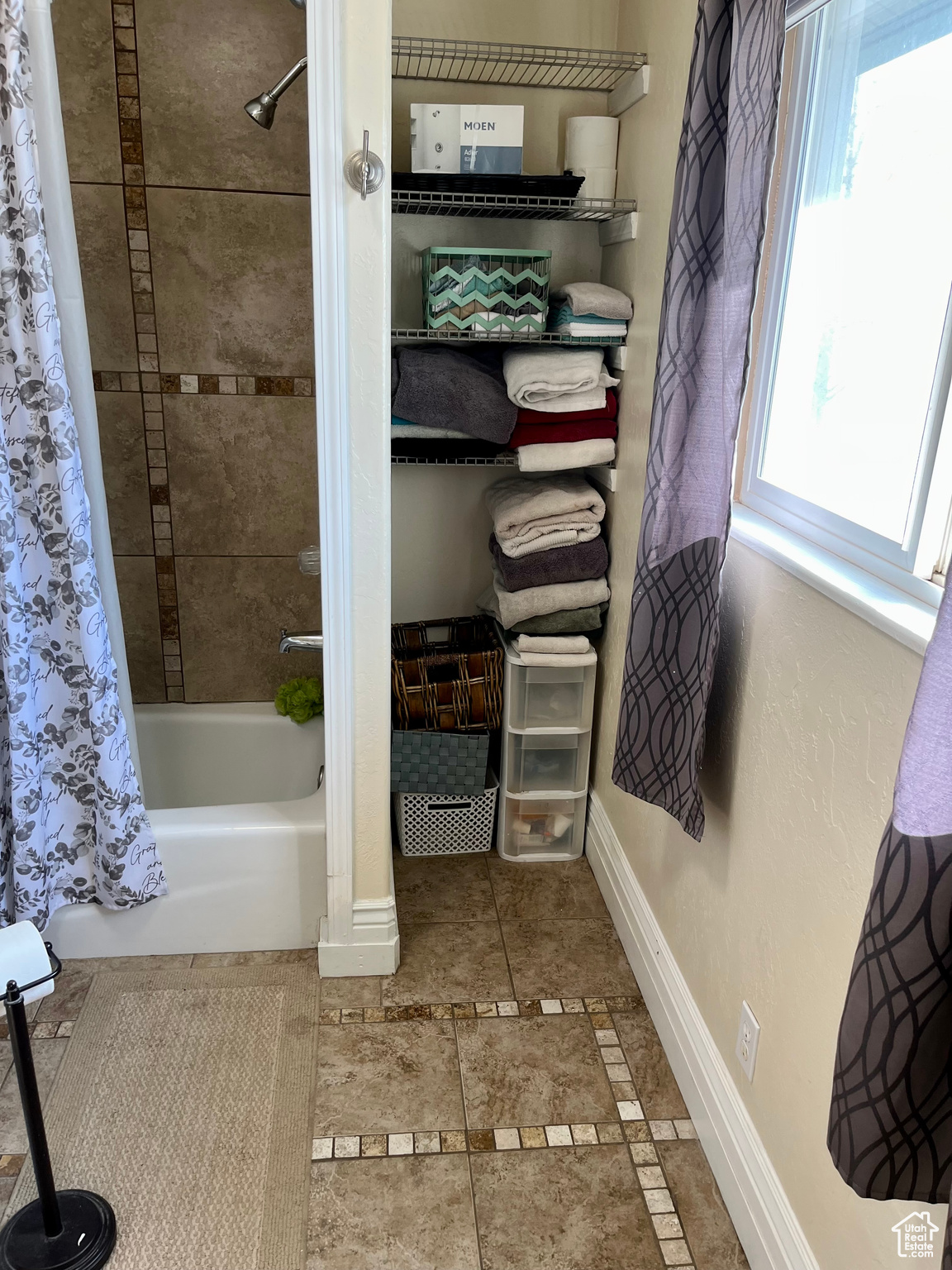 Bathroom with shower / bathtub combination with curtain