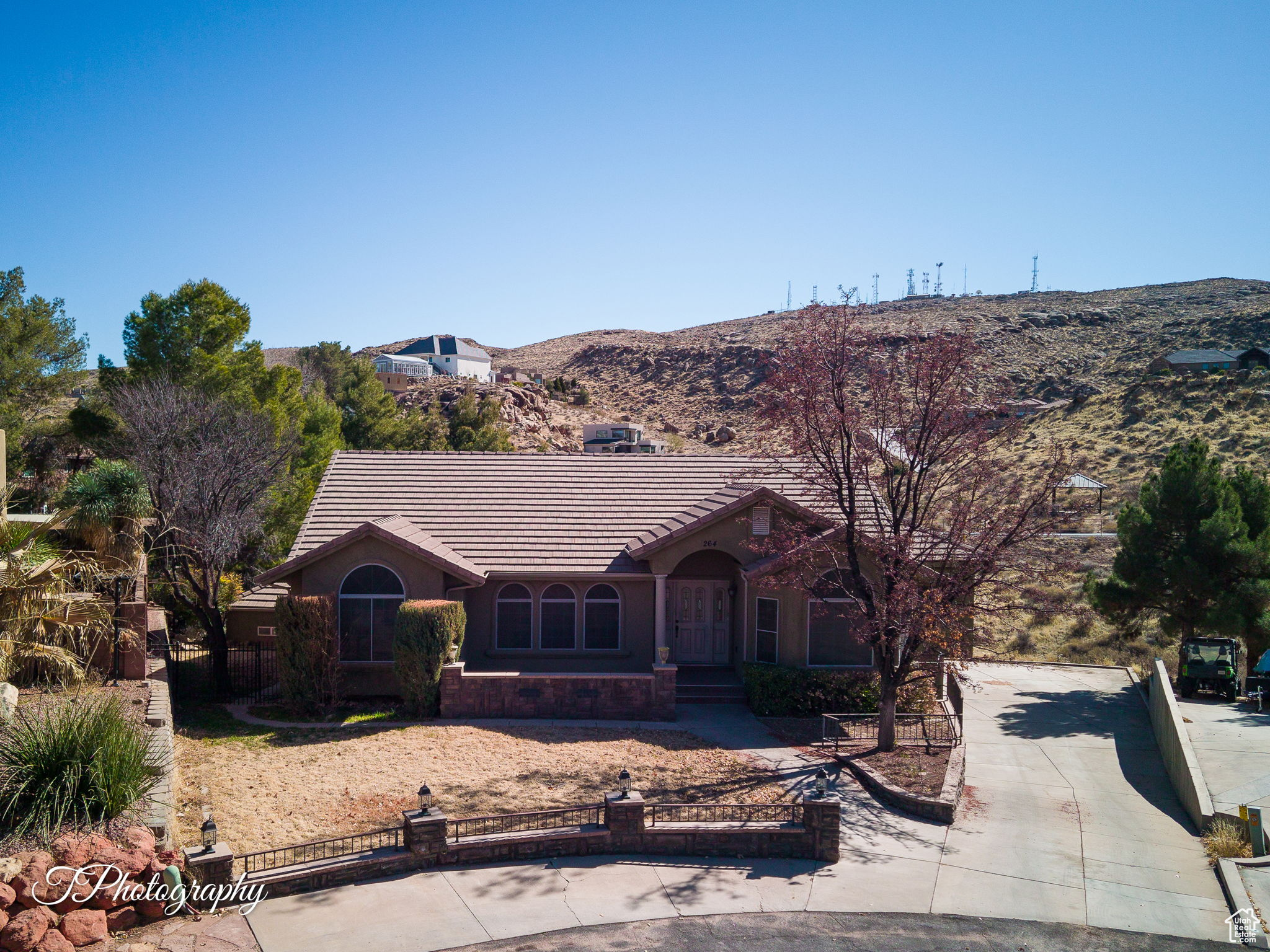 Ranch-style house with a mountain view