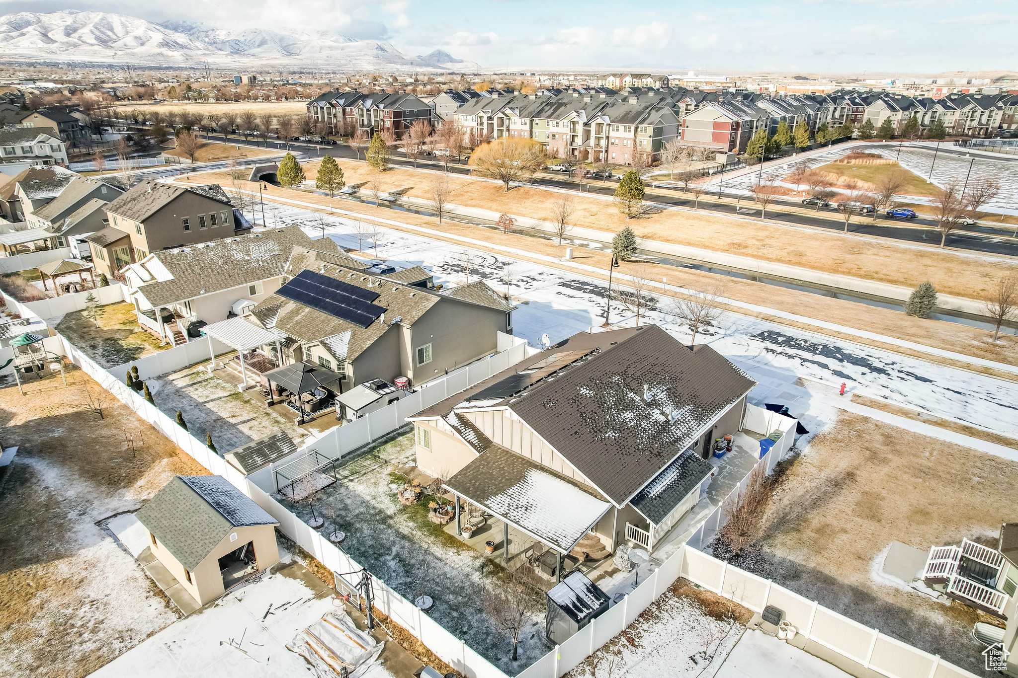Snowy aerial view with a mountain view