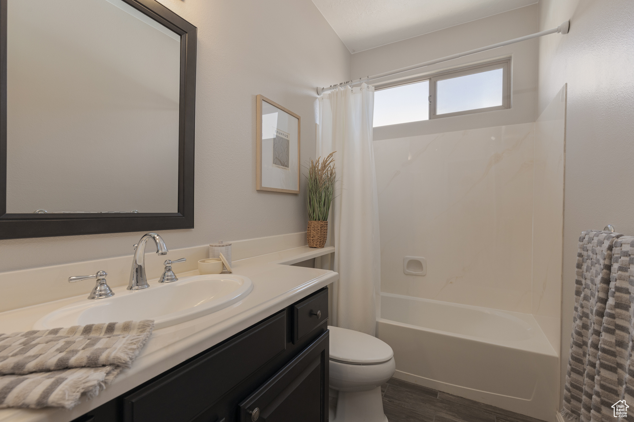 2nd bathroom with shower / tub combo