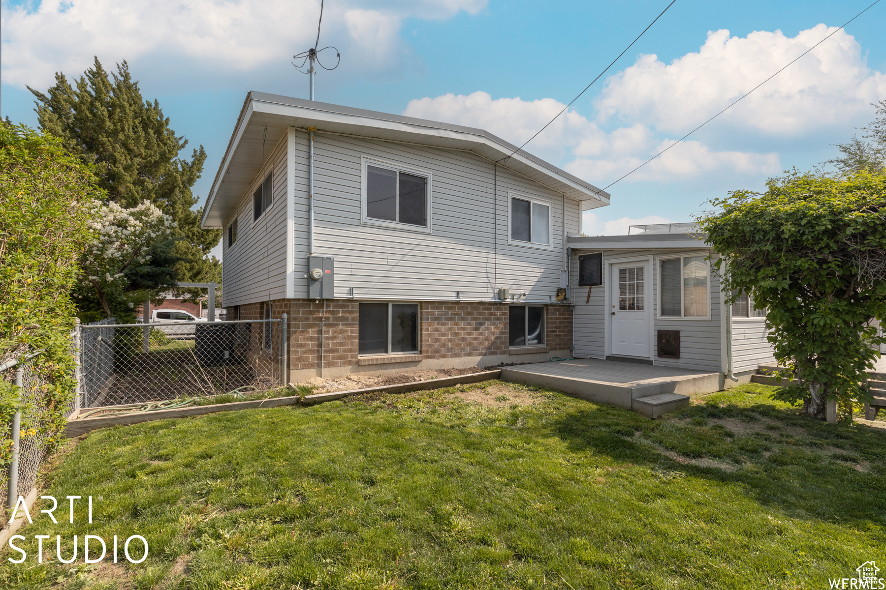 Photos from before Winter. Yard is in great shape!