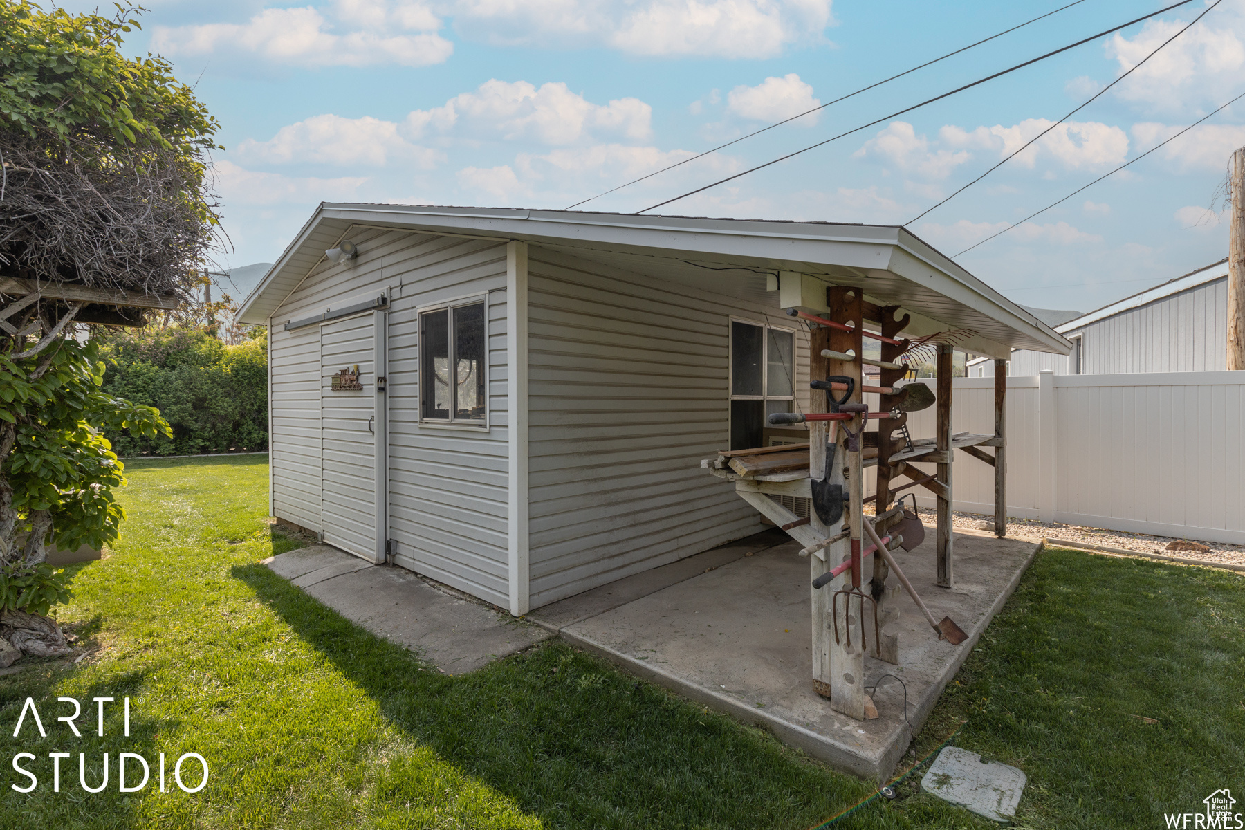 Photos from before Winter. Yard is in great shape!