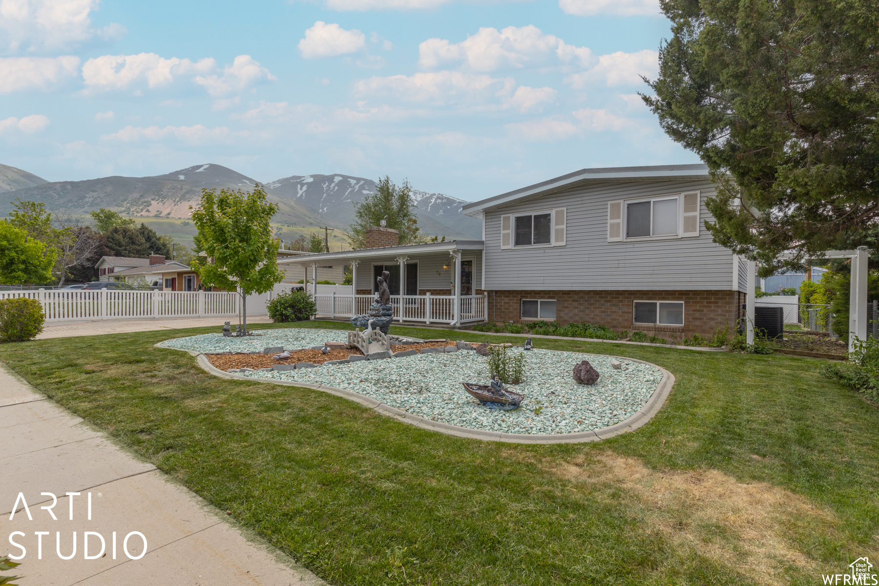 Photos from before Winter. Yard is in great shape!