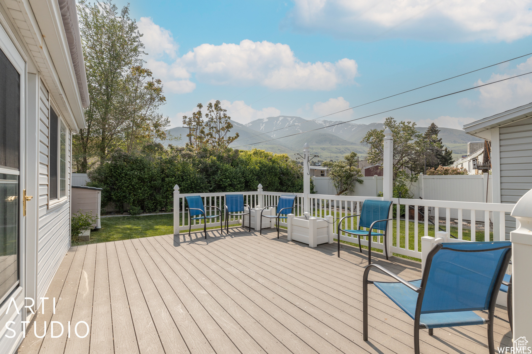 Photos from before Winter. Yard is in great shape!