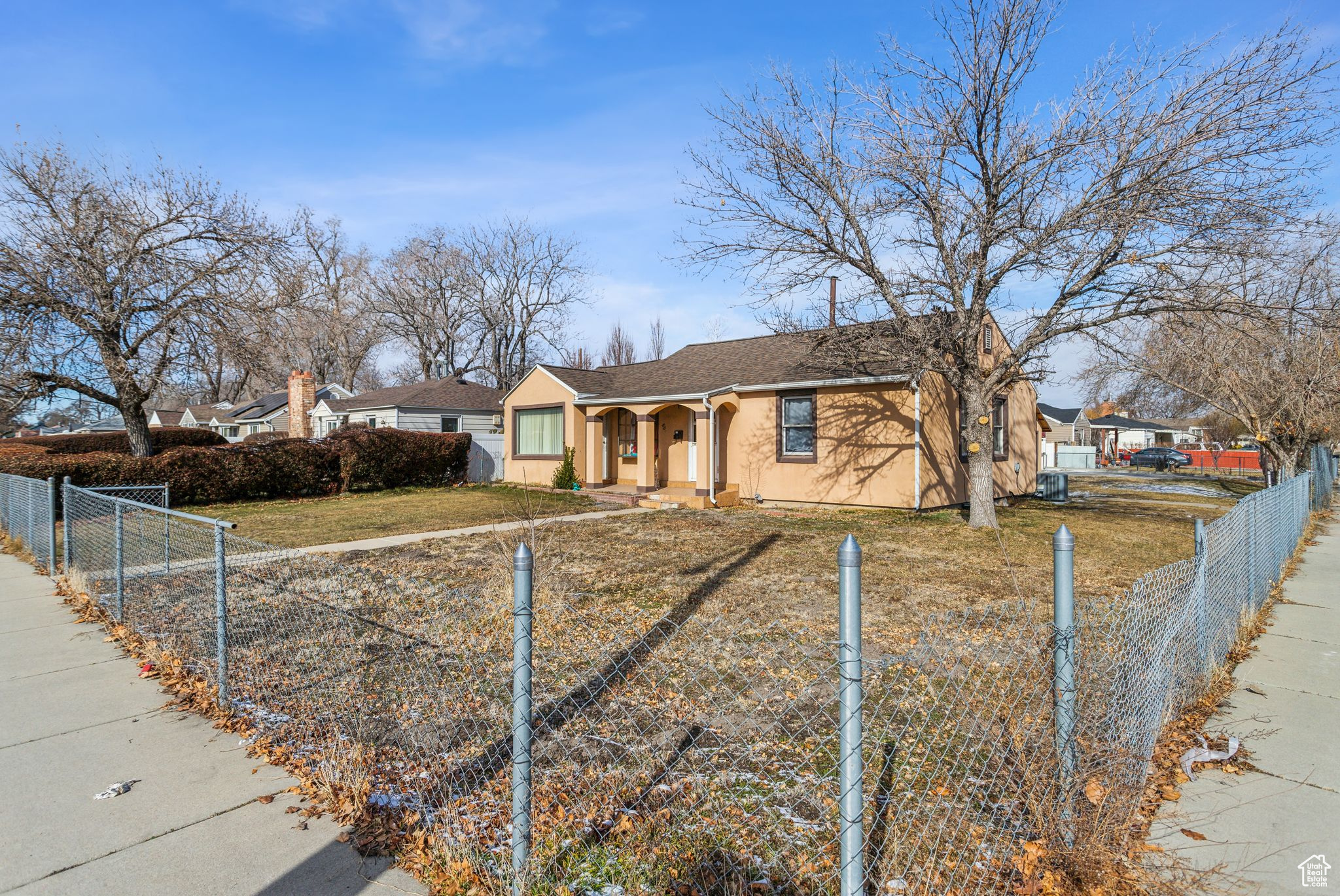 Ranch-style house featuring a front yard