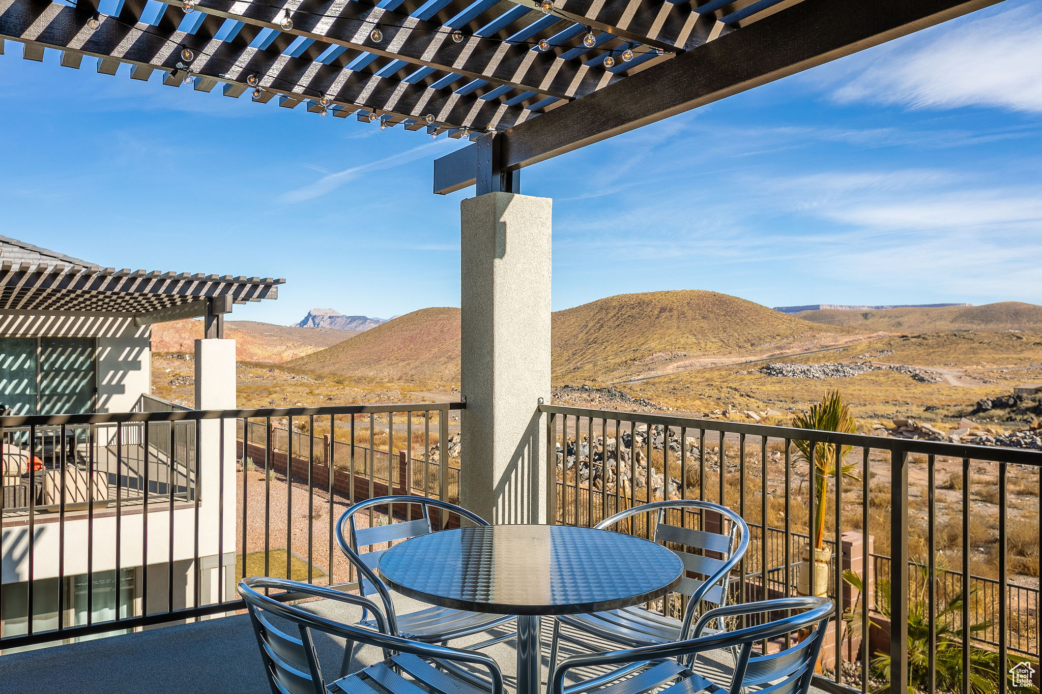 Balcony with a pergola and a mountain view