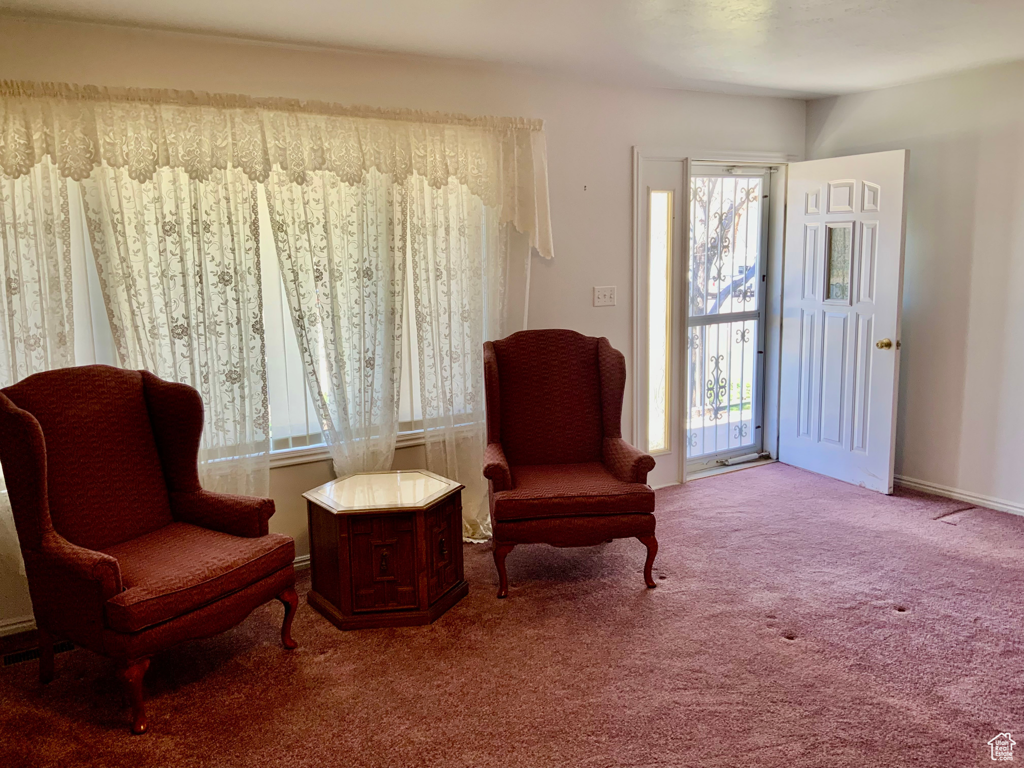 Sitting room with carpet flooring