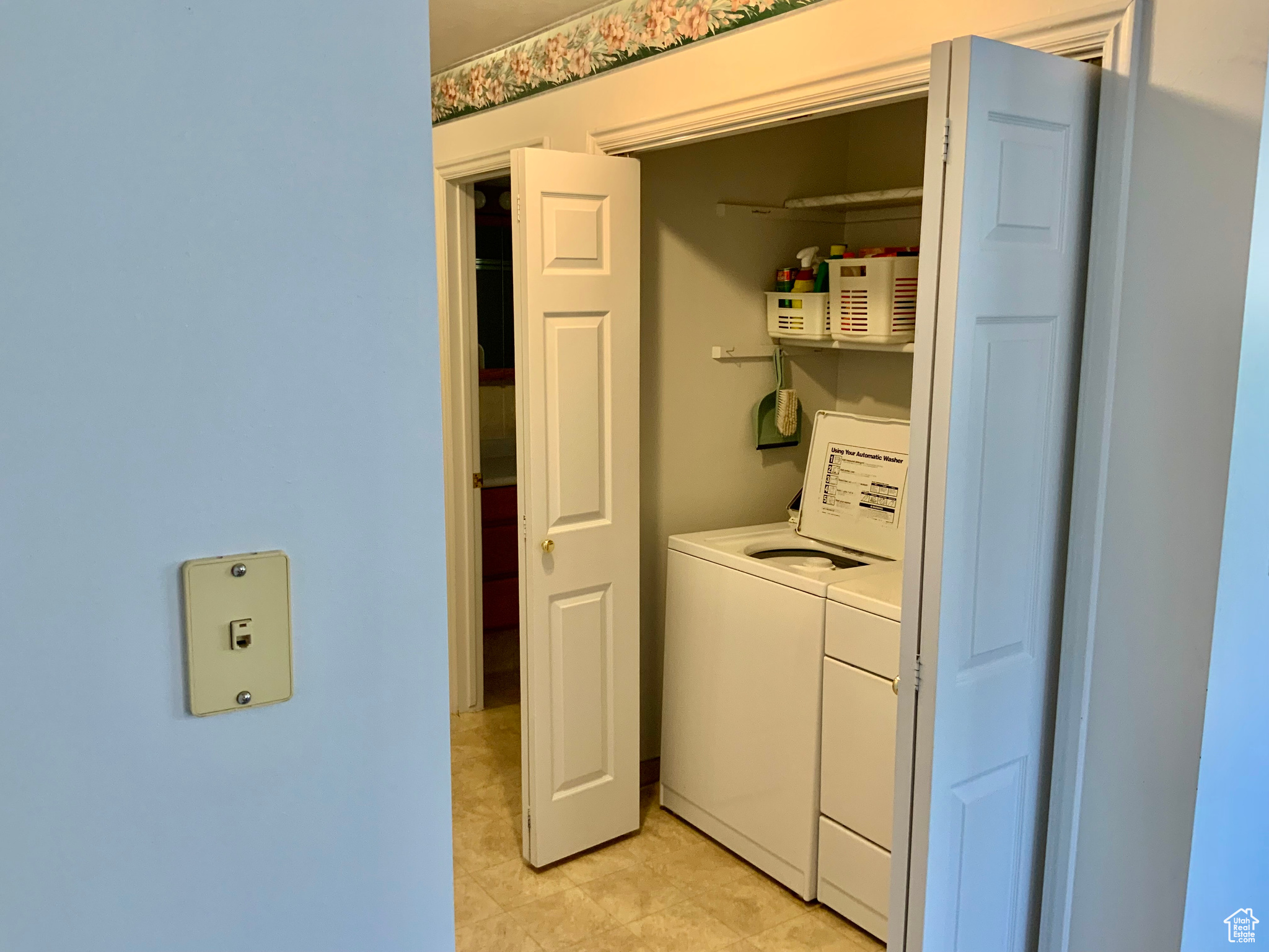Washroom with washing machine and dryer