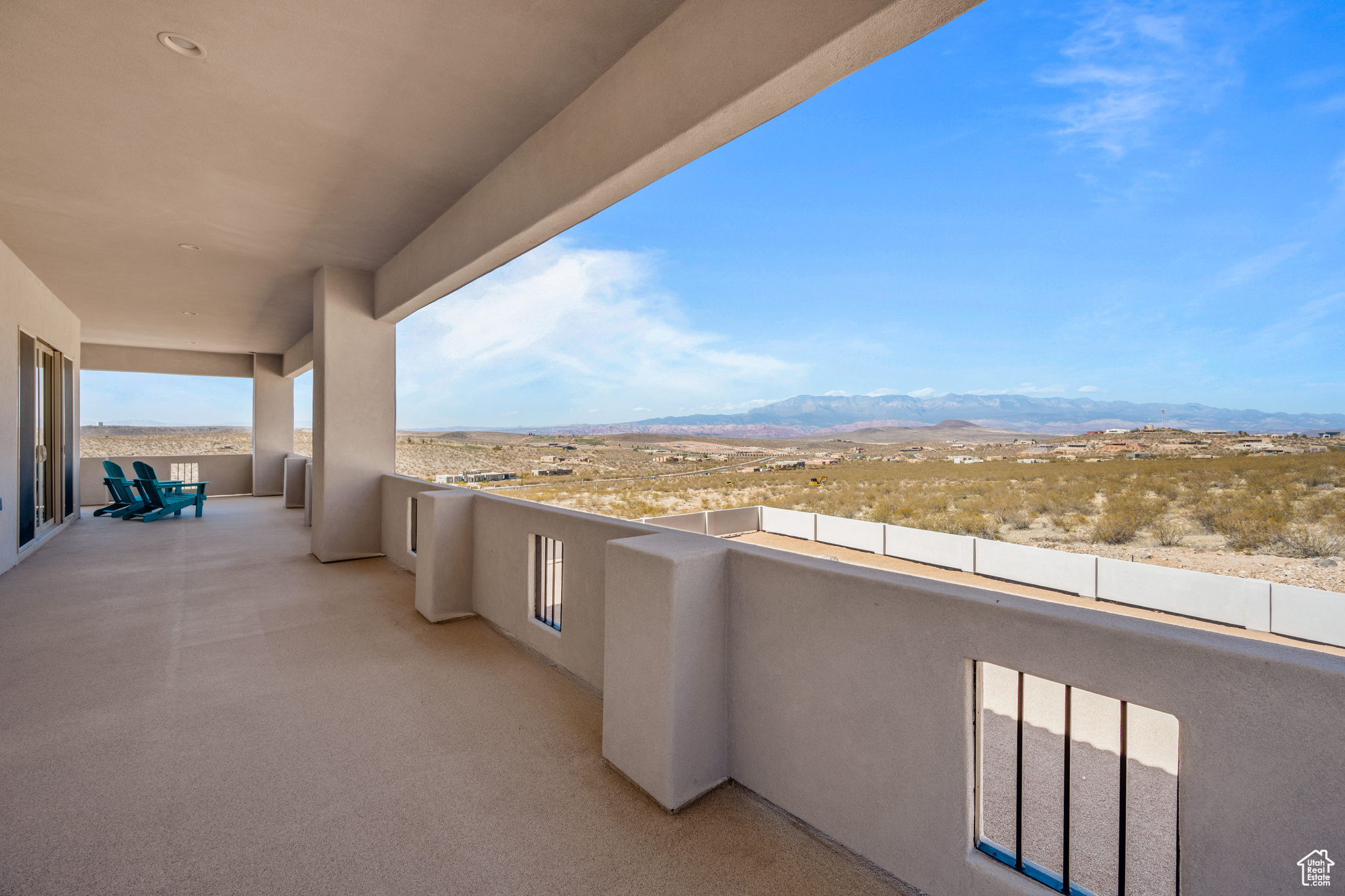 Balcony featuring a mountain view
