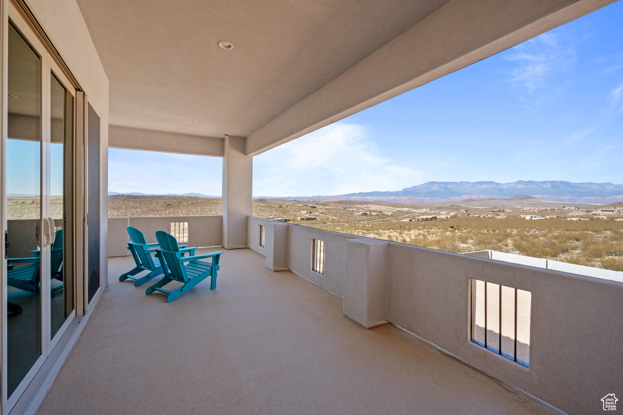 Balcony featuring a mountain view