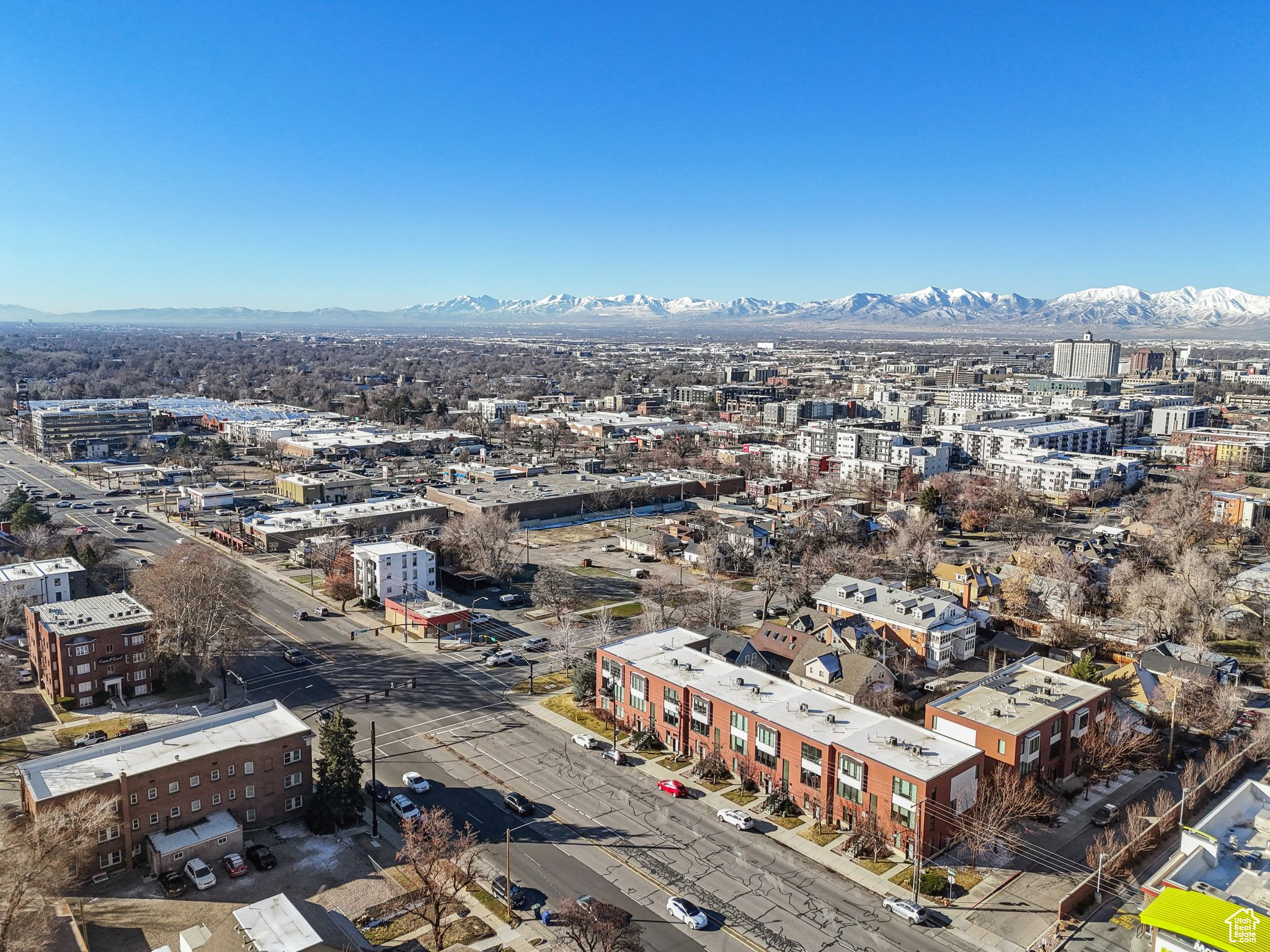 Aerial view with a mountain view