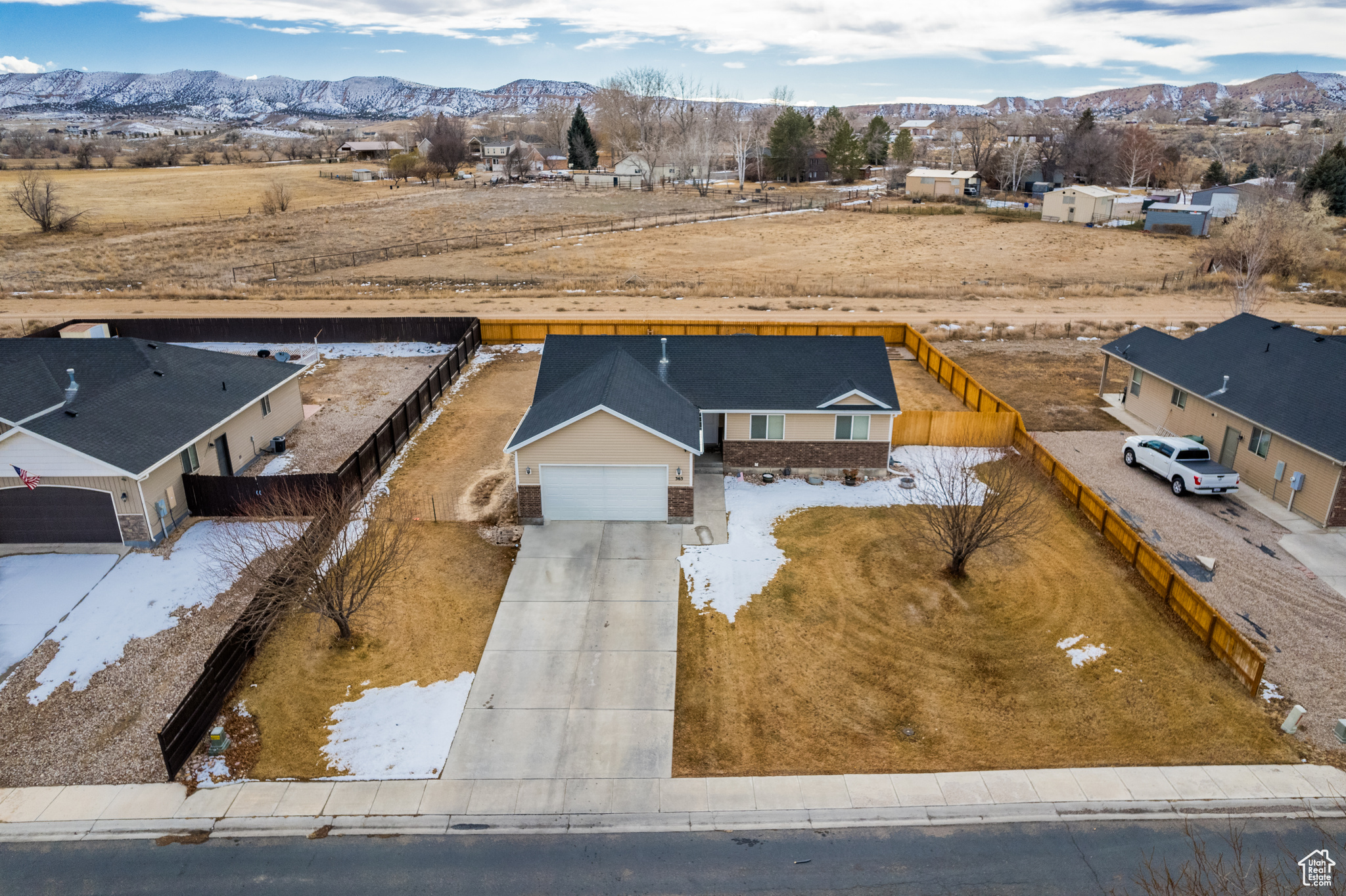 Birds eye view of property featuring a mountain view