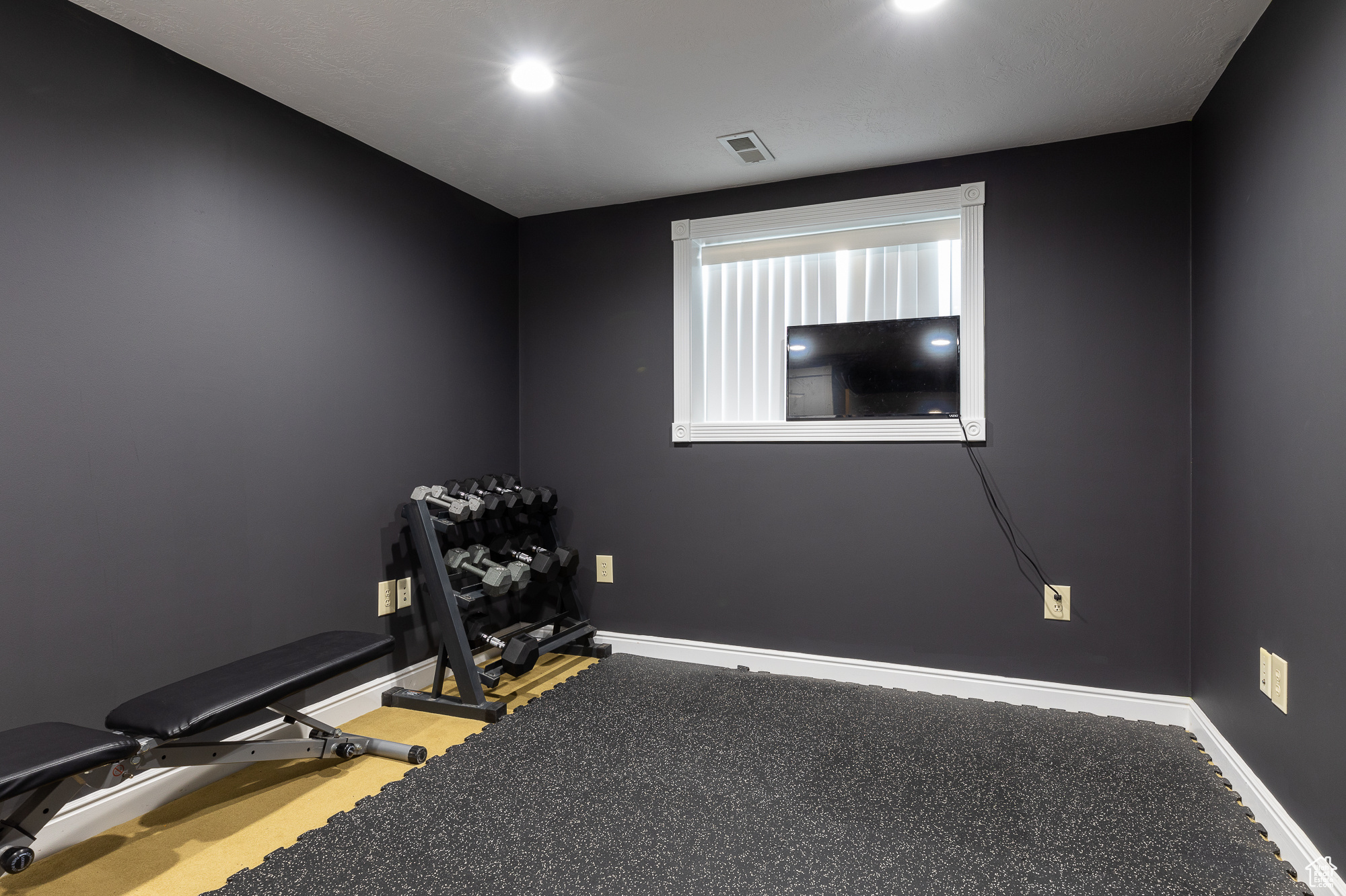 Workout room with recessed lighting, visible vents, and baseboards