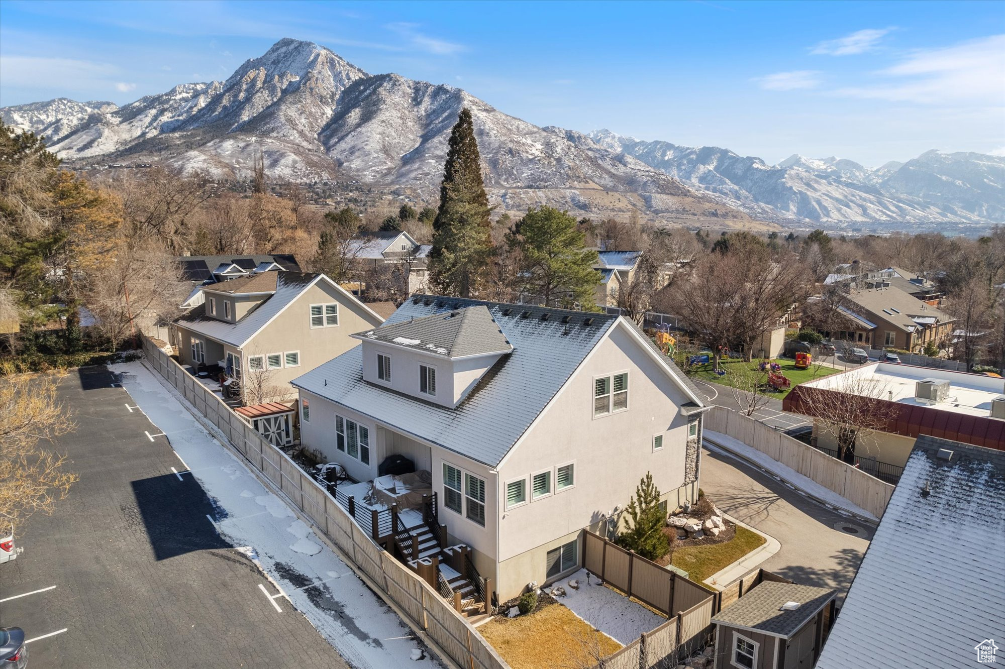Birds eye view of property featuring a mountain view
