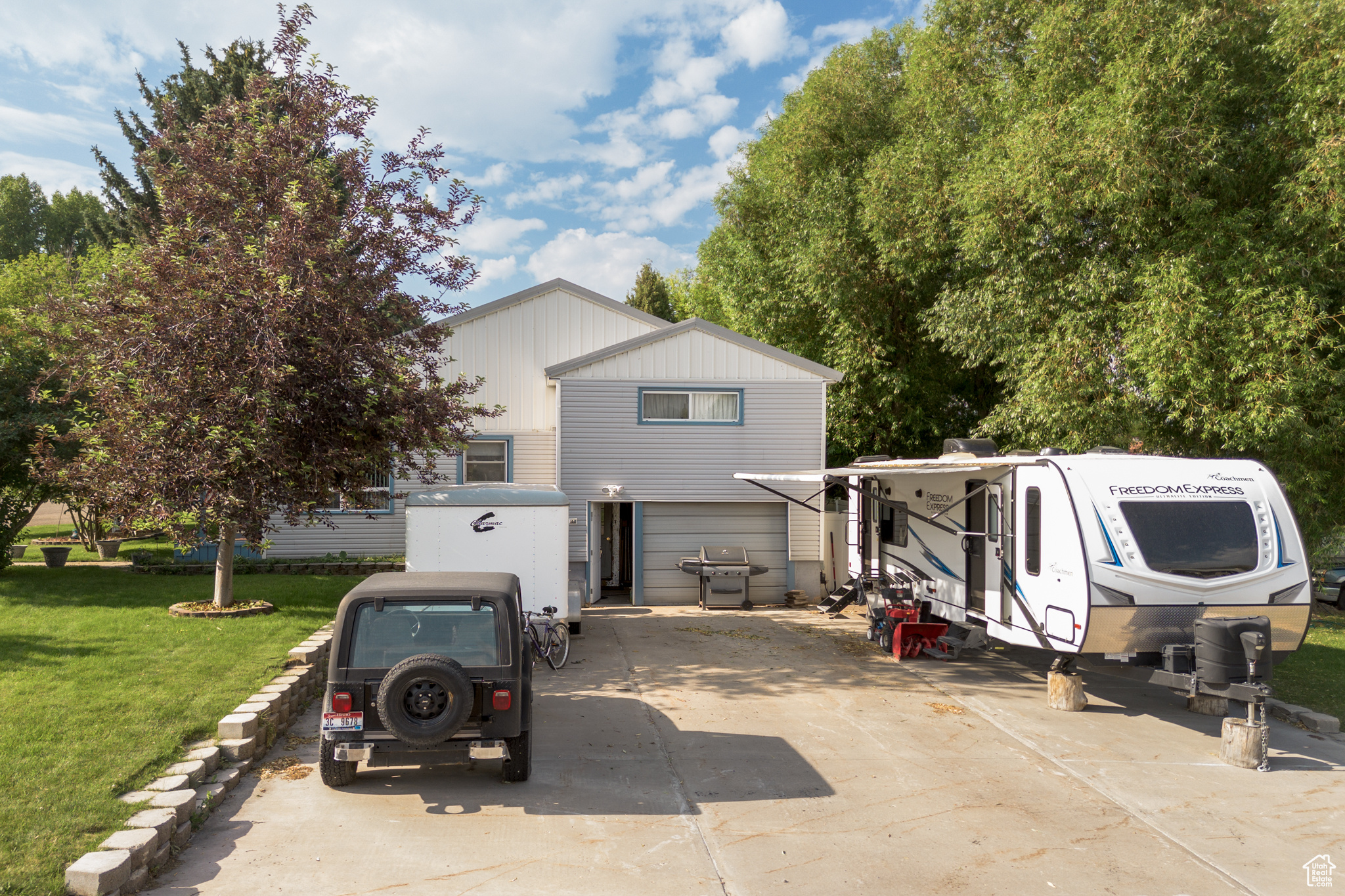 View of front of property featuring a front yard