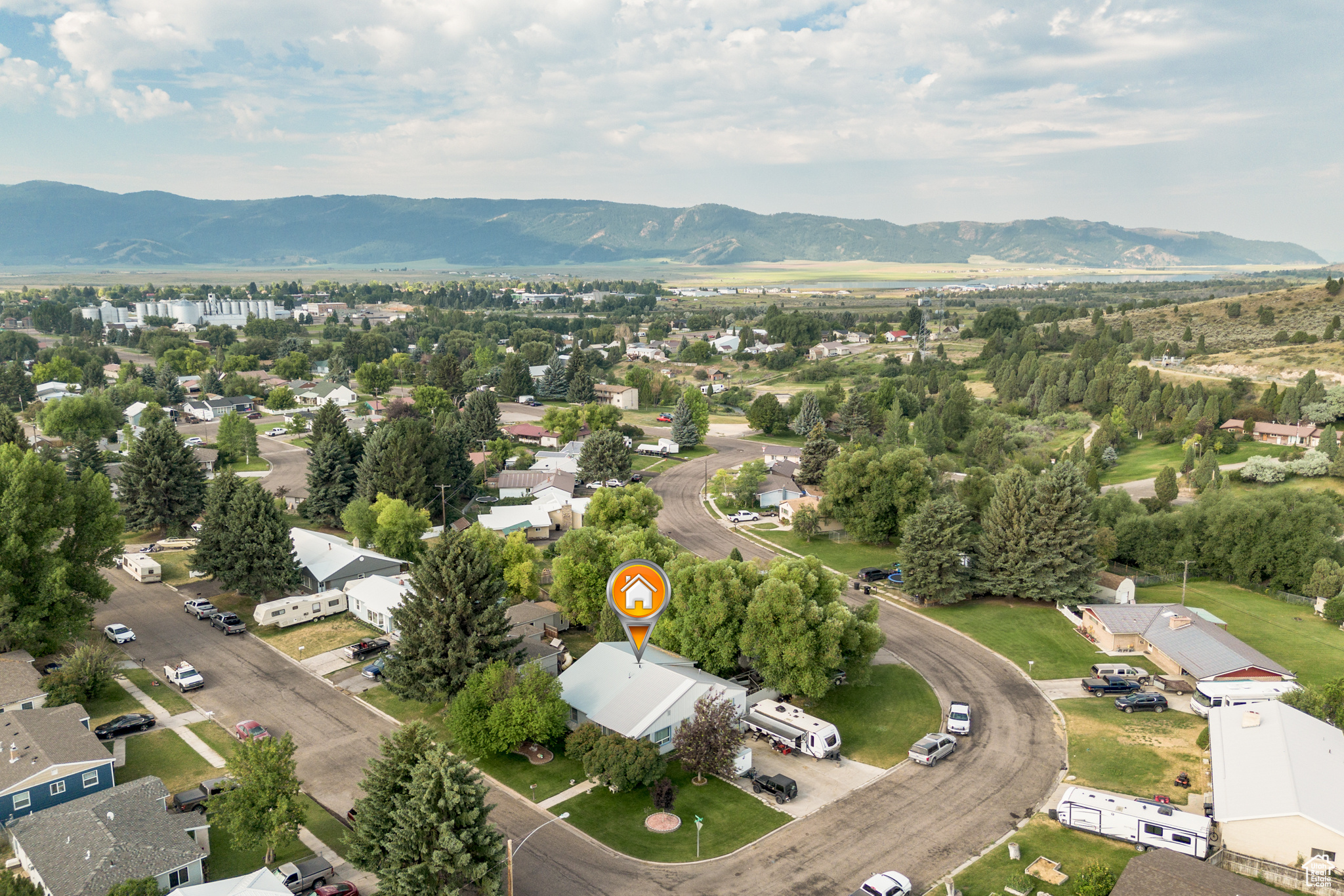 Aerial view with a residential view and a mountain view