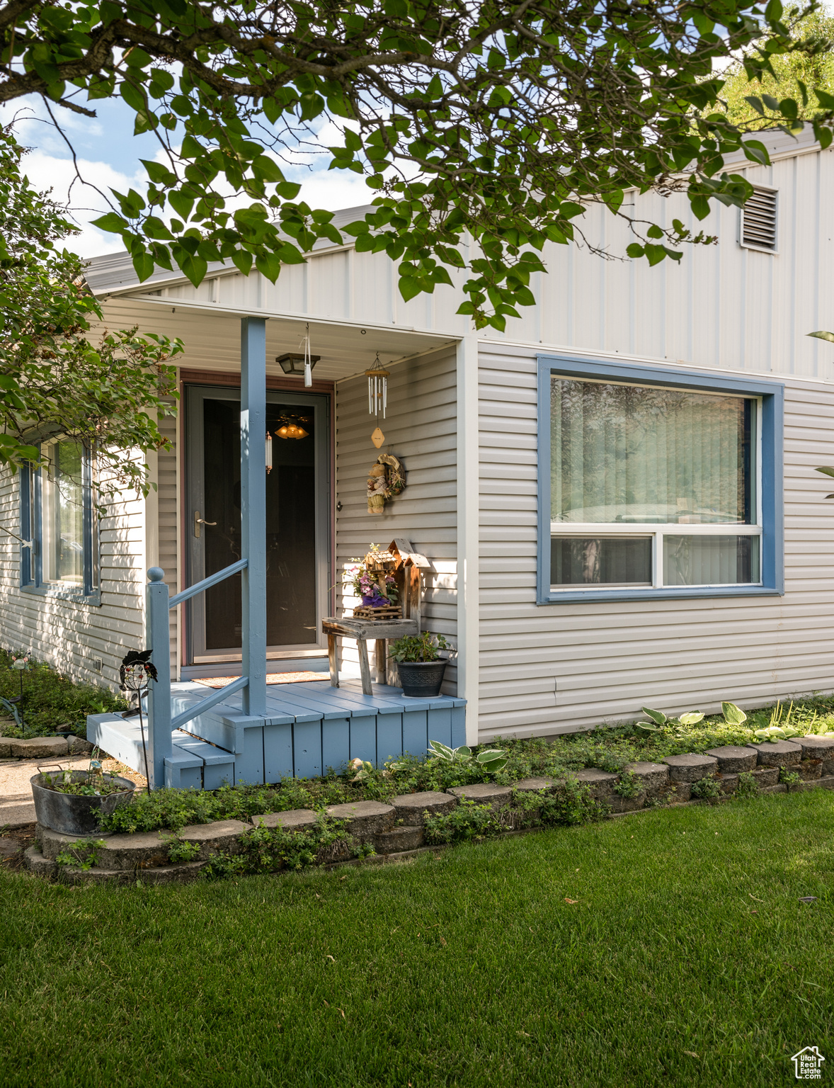 View of front of home featuring a front yard