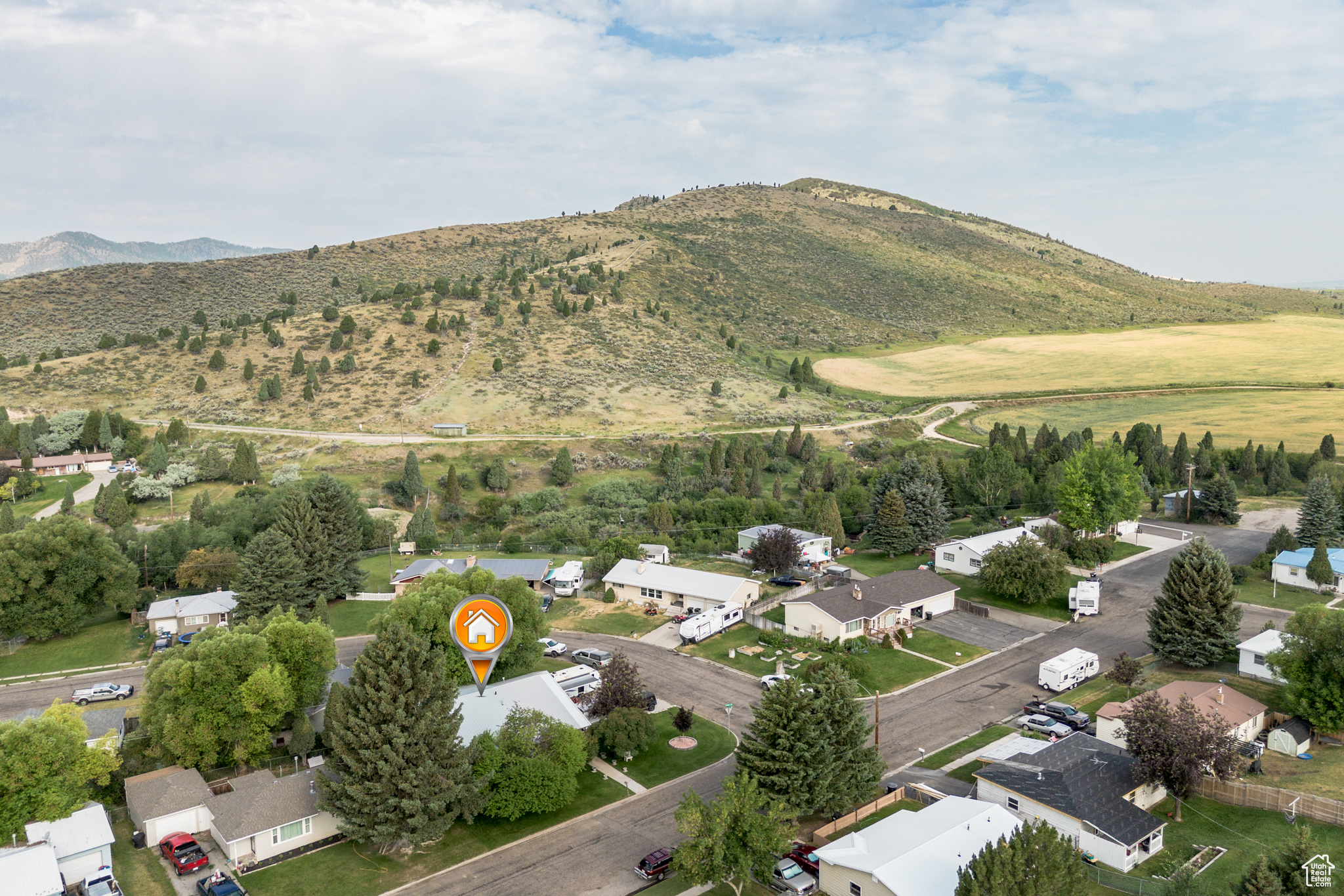 Bird's eye view featuring a residential view and a mountain view
