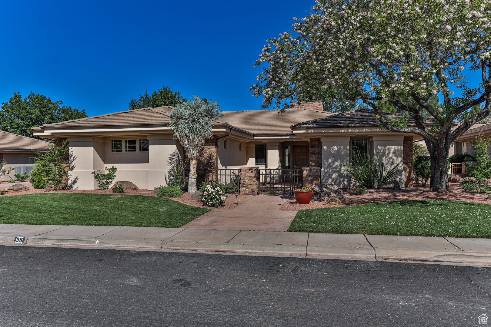 View of front of house featuring a front yard