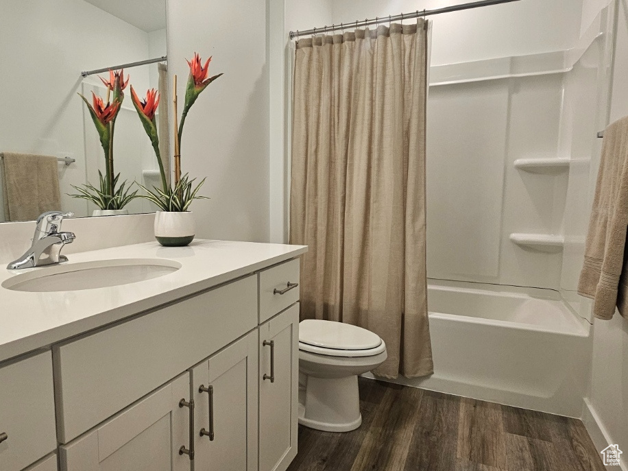 Bathroom with shower / bath combination