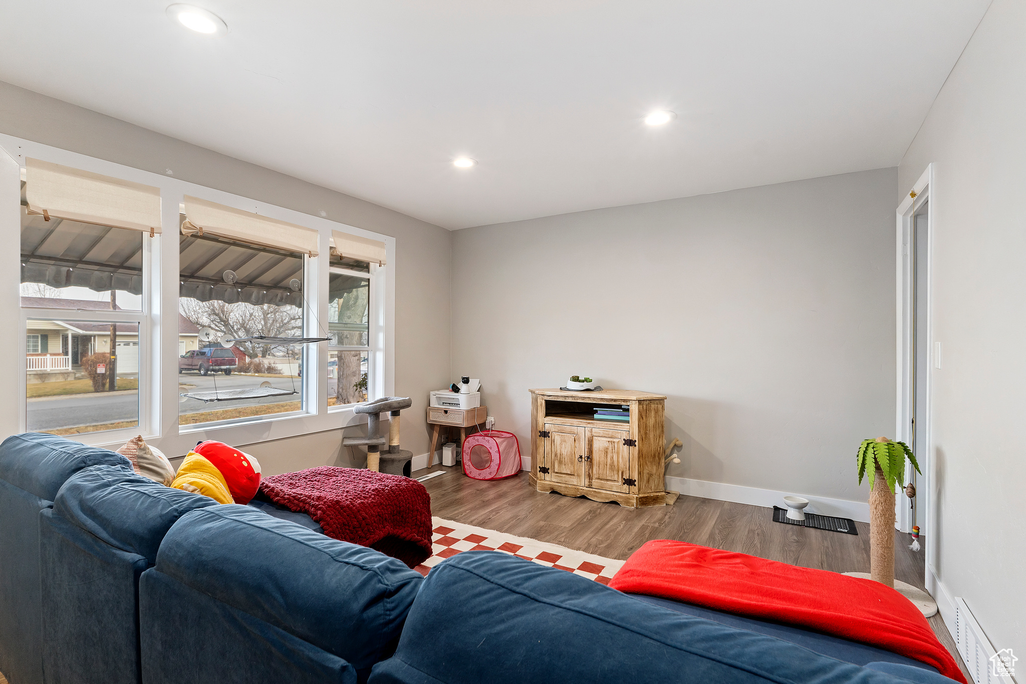 Family room w/ can lighting