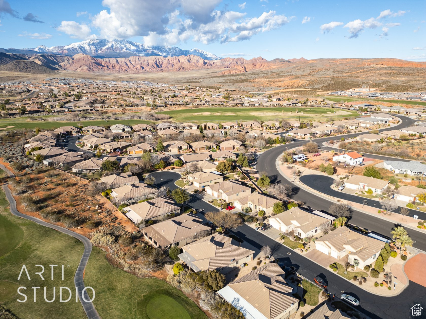 Aerial view with a mountain view