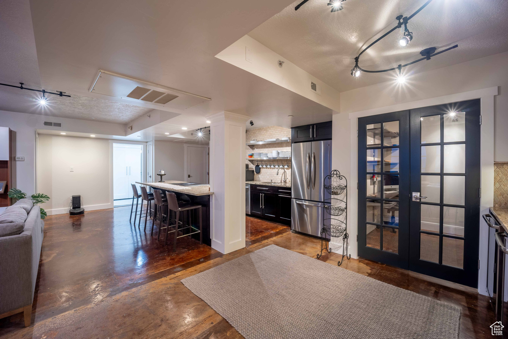 Interior space with visible vents, a textured ceiling, and baseboards