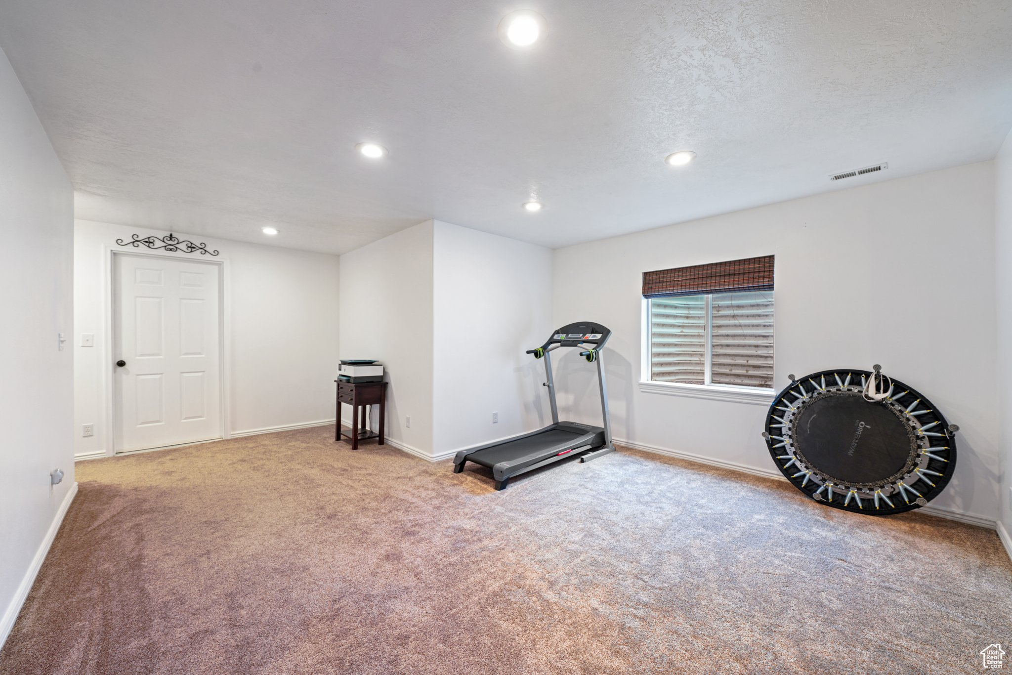 Workout room with carpet floors, recessed lighting, visible vents, and baseboards