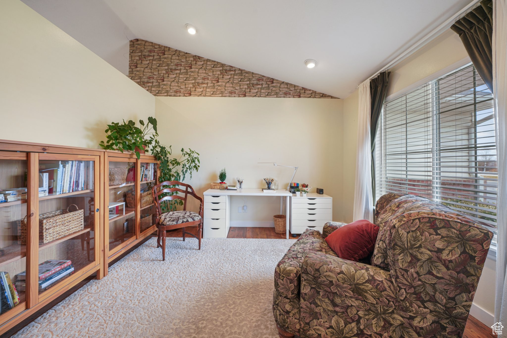 Living area with lofted ceiling, light wood finished floors, and recessed lighting