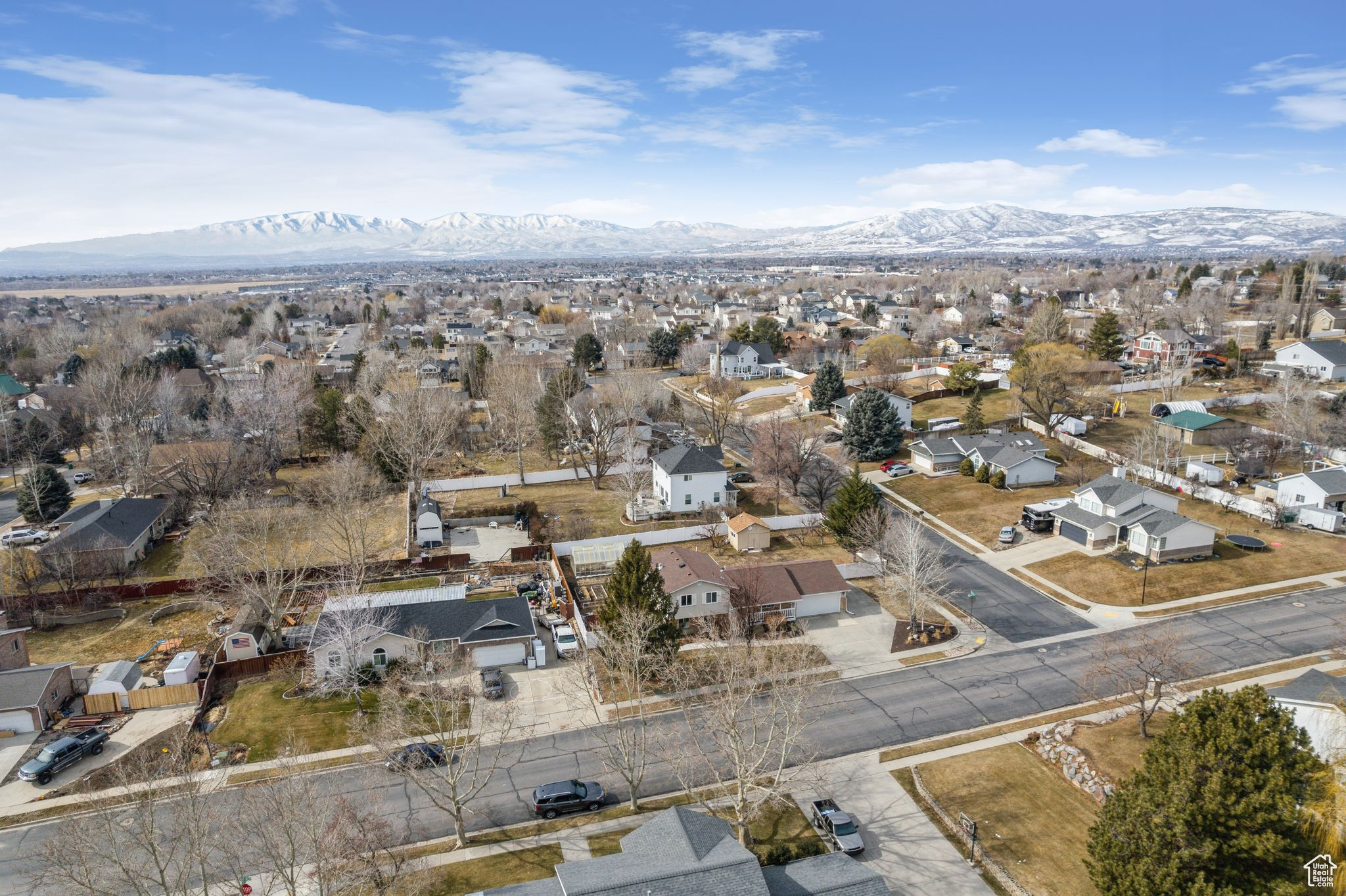 Bird's eye view featuring a residential view and a mountain view