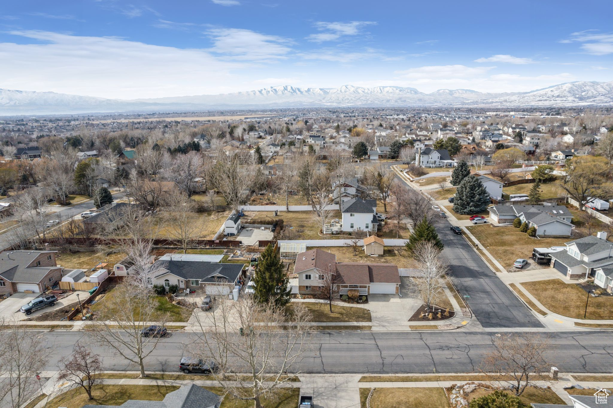 Bird's eye view featuring a residential view and a mountain view