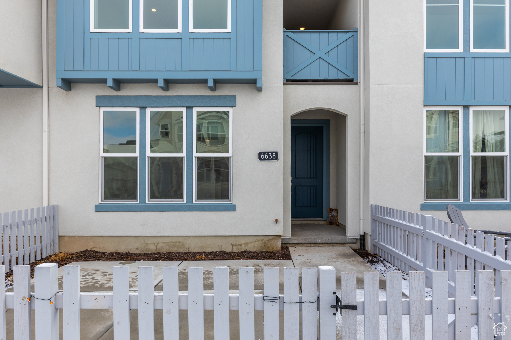 Entrance to property with fence