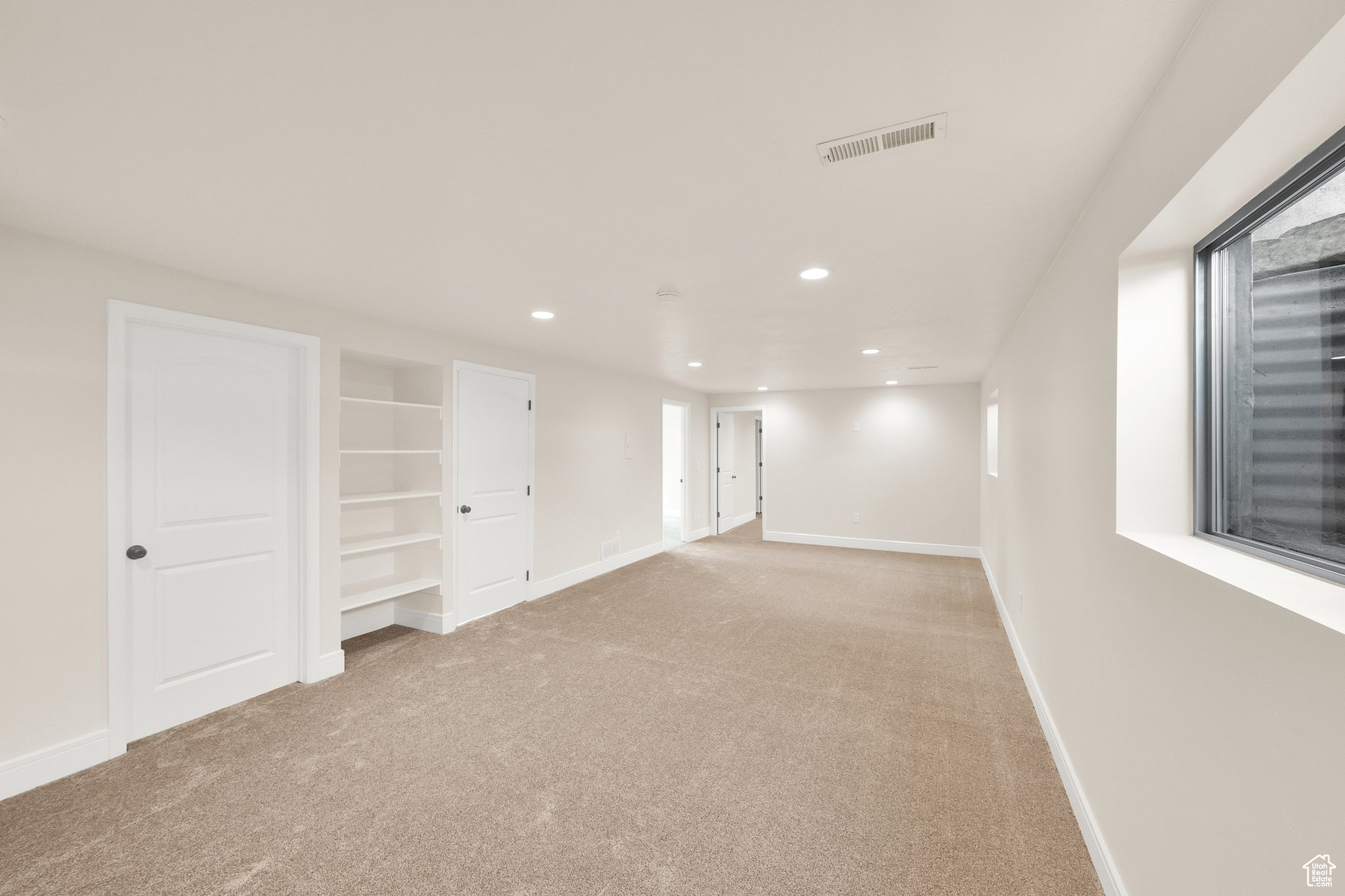 Large family room, new carpet new paint, can lights