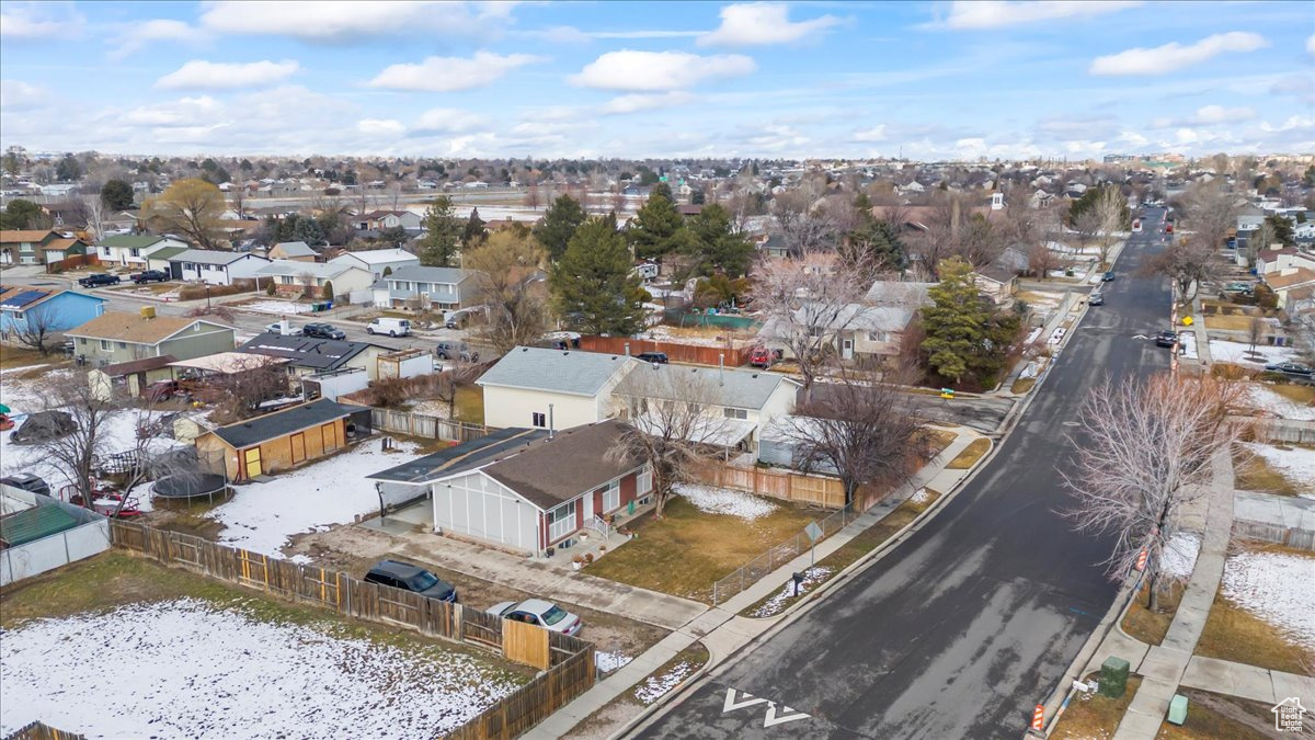 Birds eye view of property featuring a residential view
