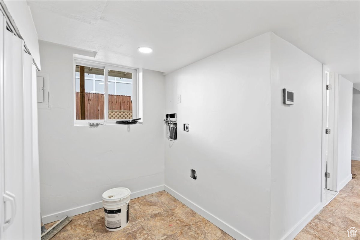Laundry room with baseboards