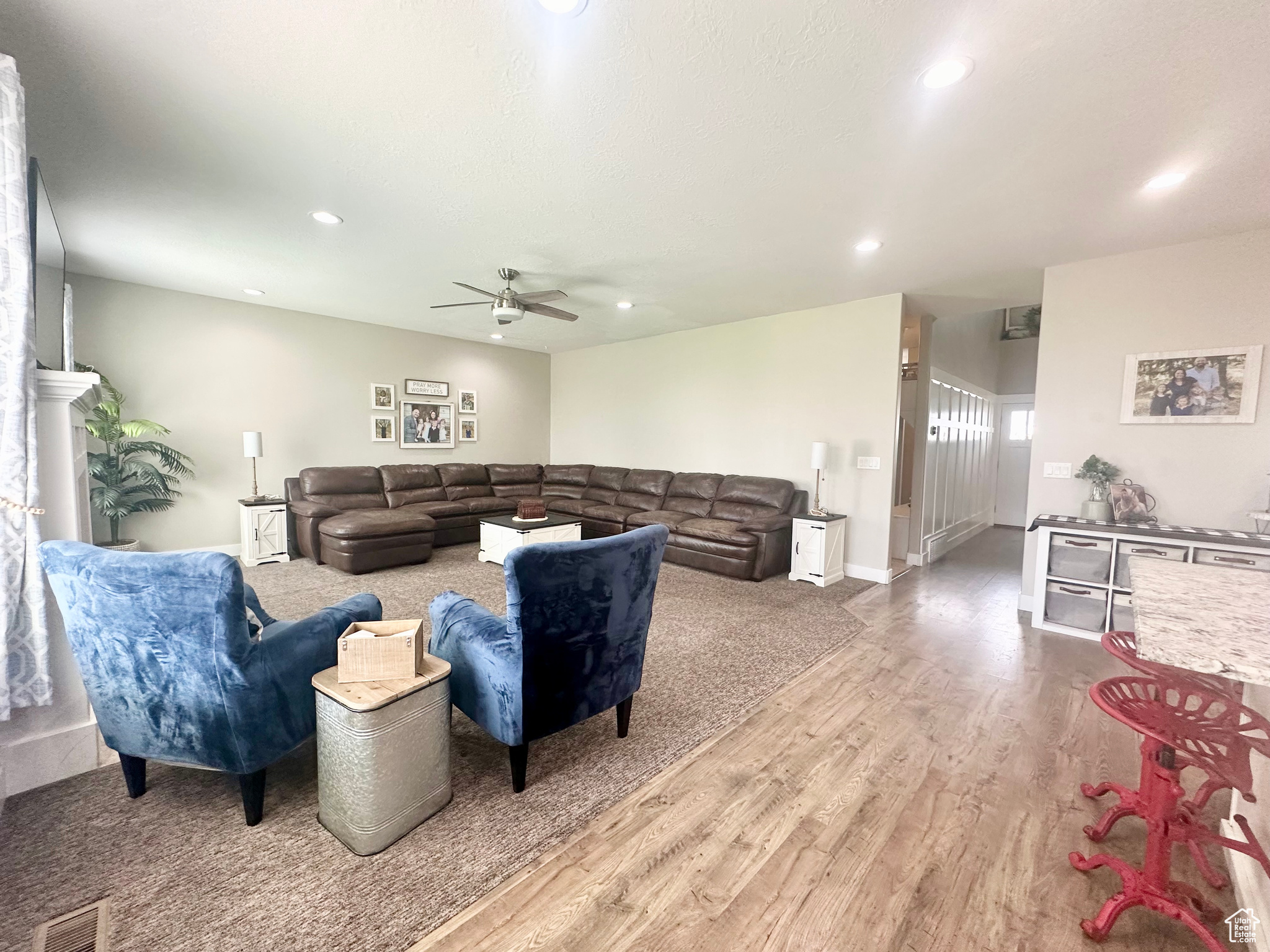 Living area with baseboards, visible vents, ceiling fan, wood finished floors, and recessed lighting