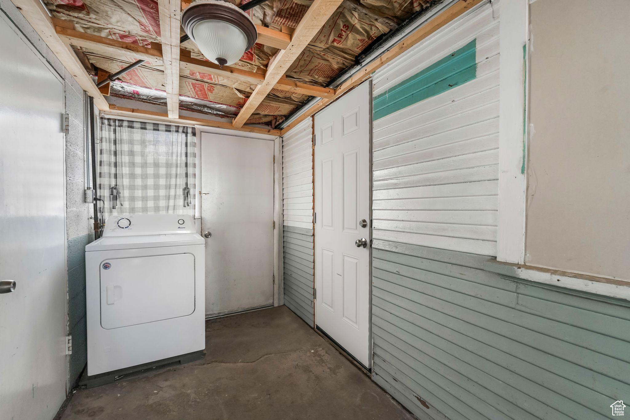 Washroom featuring washer / dryer and laundry area