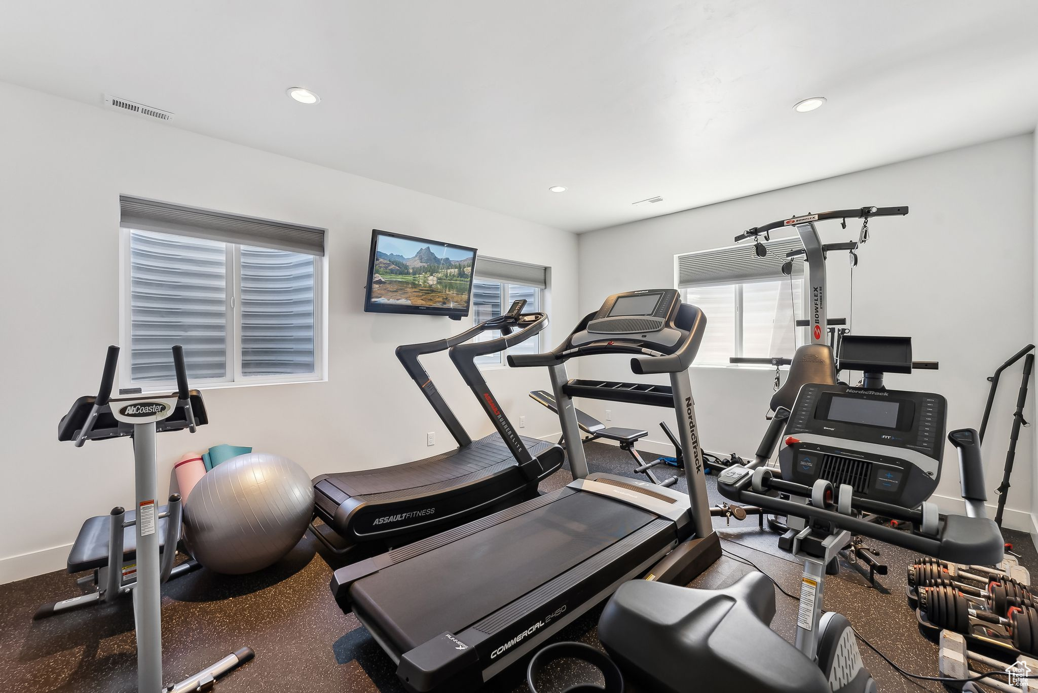 Exercise room featuring recessed lighting, visible vents, and baseboards