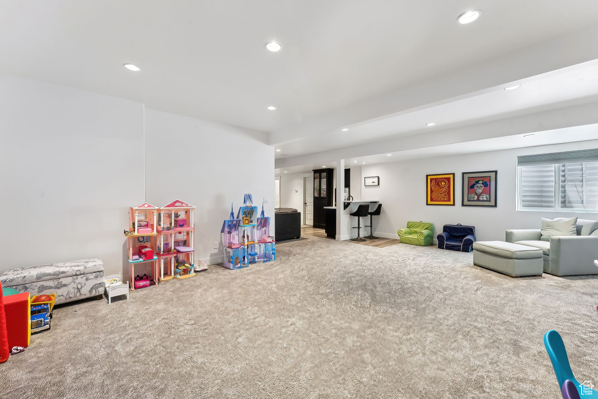 Playroom with baseboards, carpet, and recessed lighting