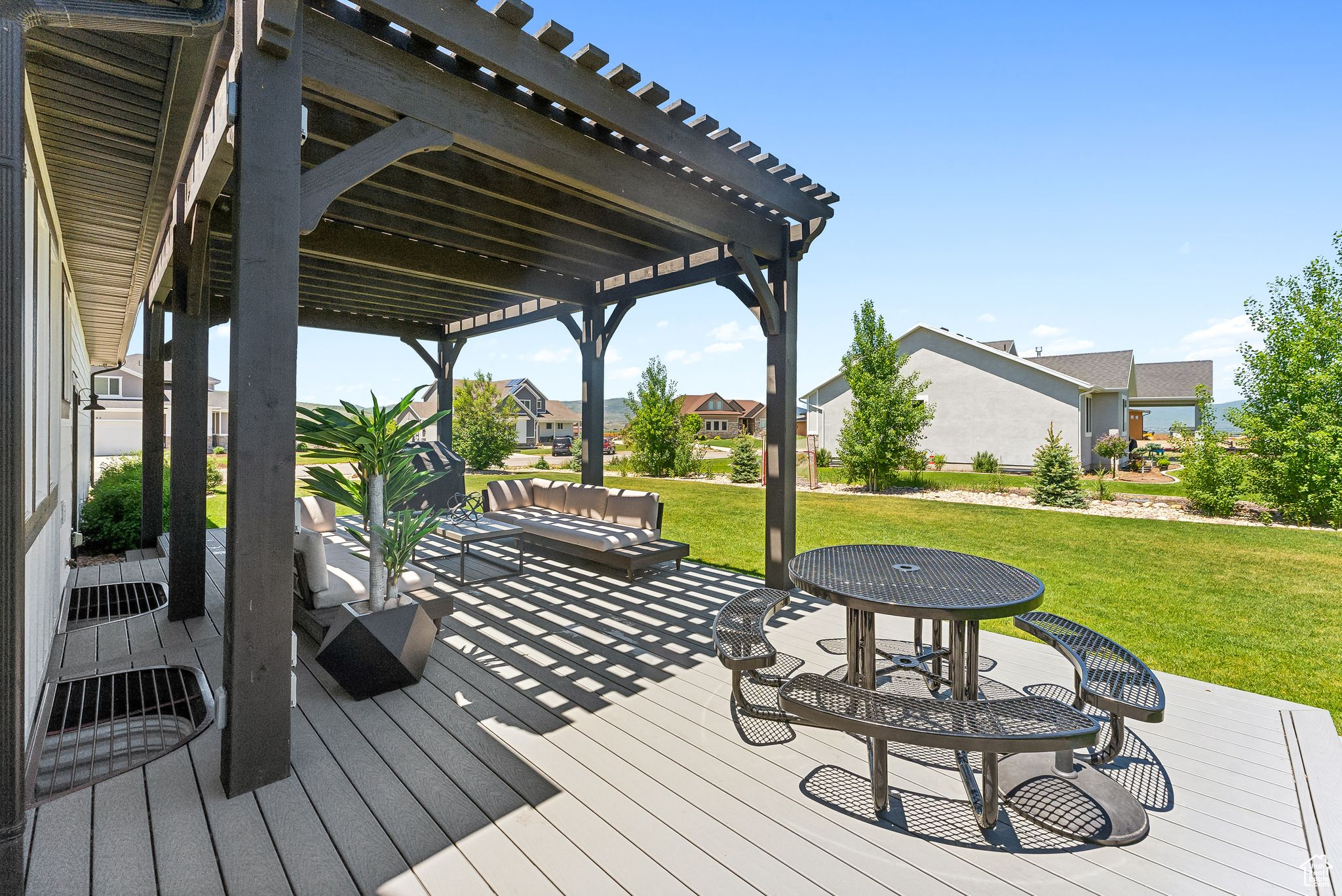 Deck with a residential view, a lawn, an outdoor hangout area, and a pergola