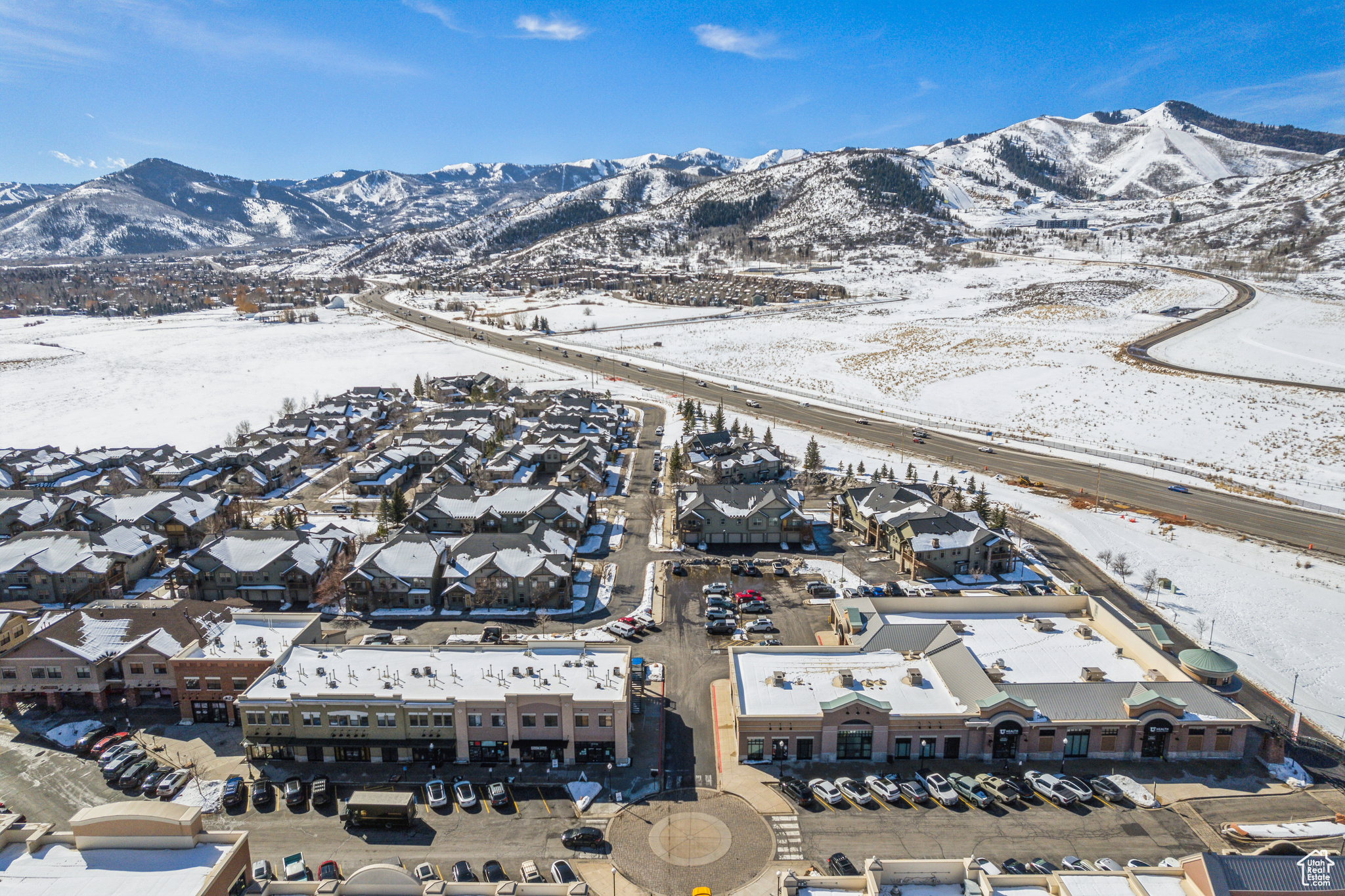 Snowy aerial view featuring a mountain view