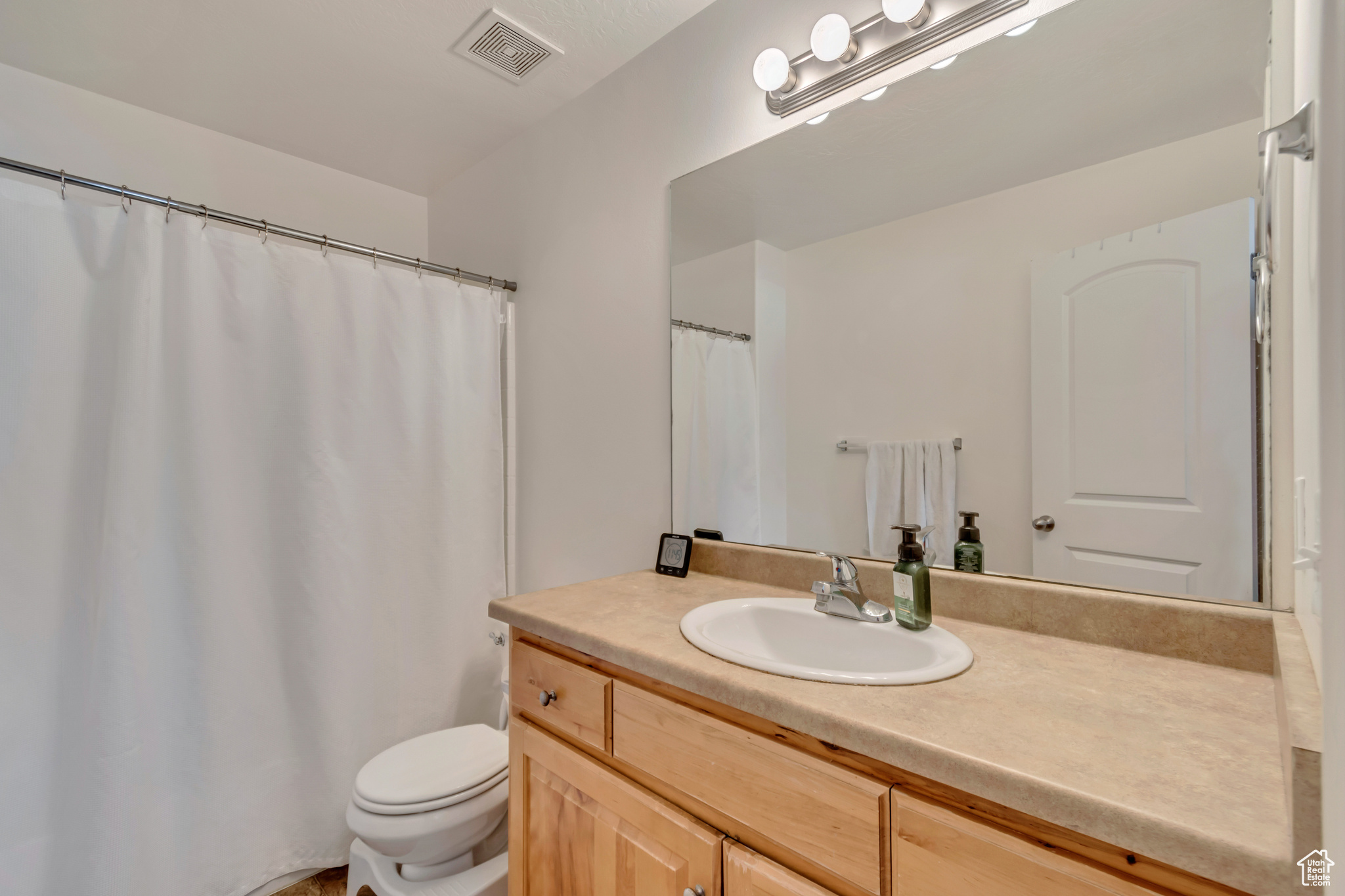 Full Bathroom in the hallway between two bedrooms