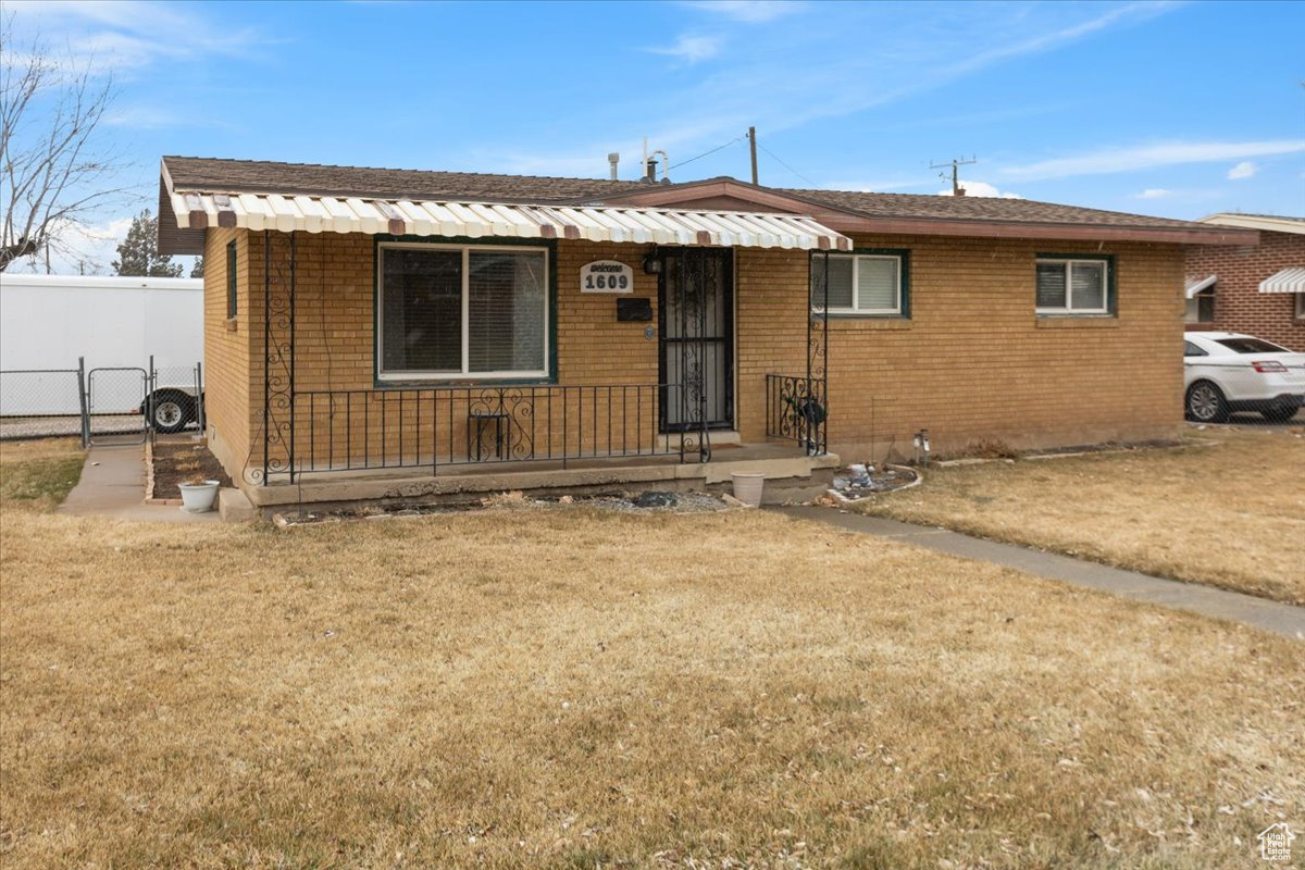 View of front of house featuring a front yard