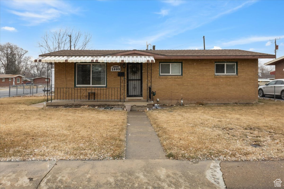 View of front of house featuring a front yard